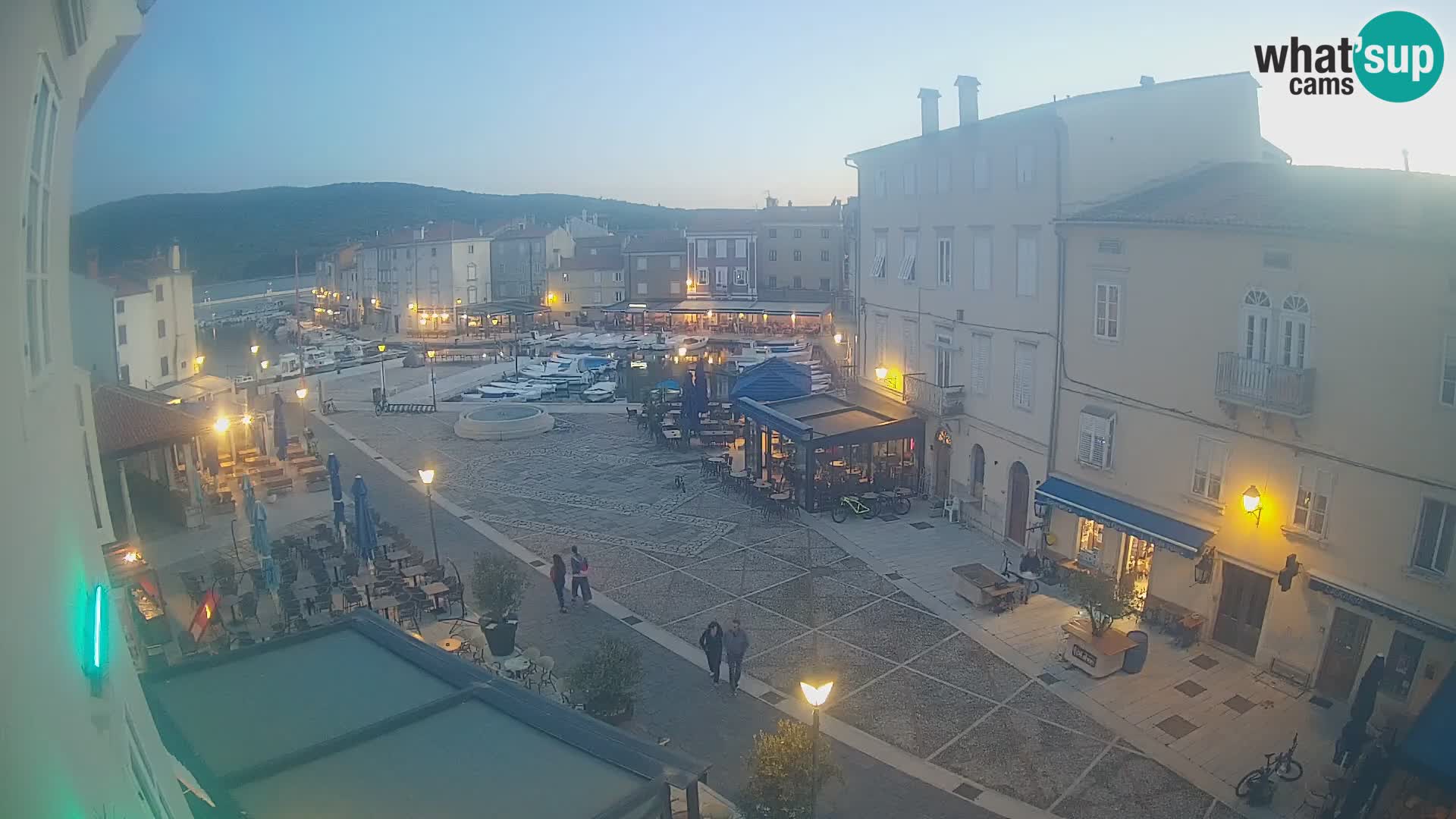 V ŽIVO spletna kamera Cres mesto – glavni trg in “mandrač” – otok Cres – Hrvaška