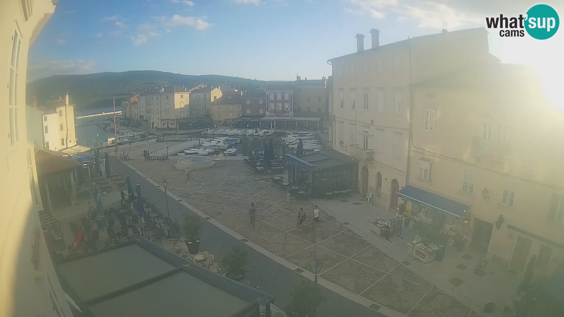 Kamera v ŽIVO Cres mesto – glavni trg in “mandrač” – otok Cres – Hrvaška