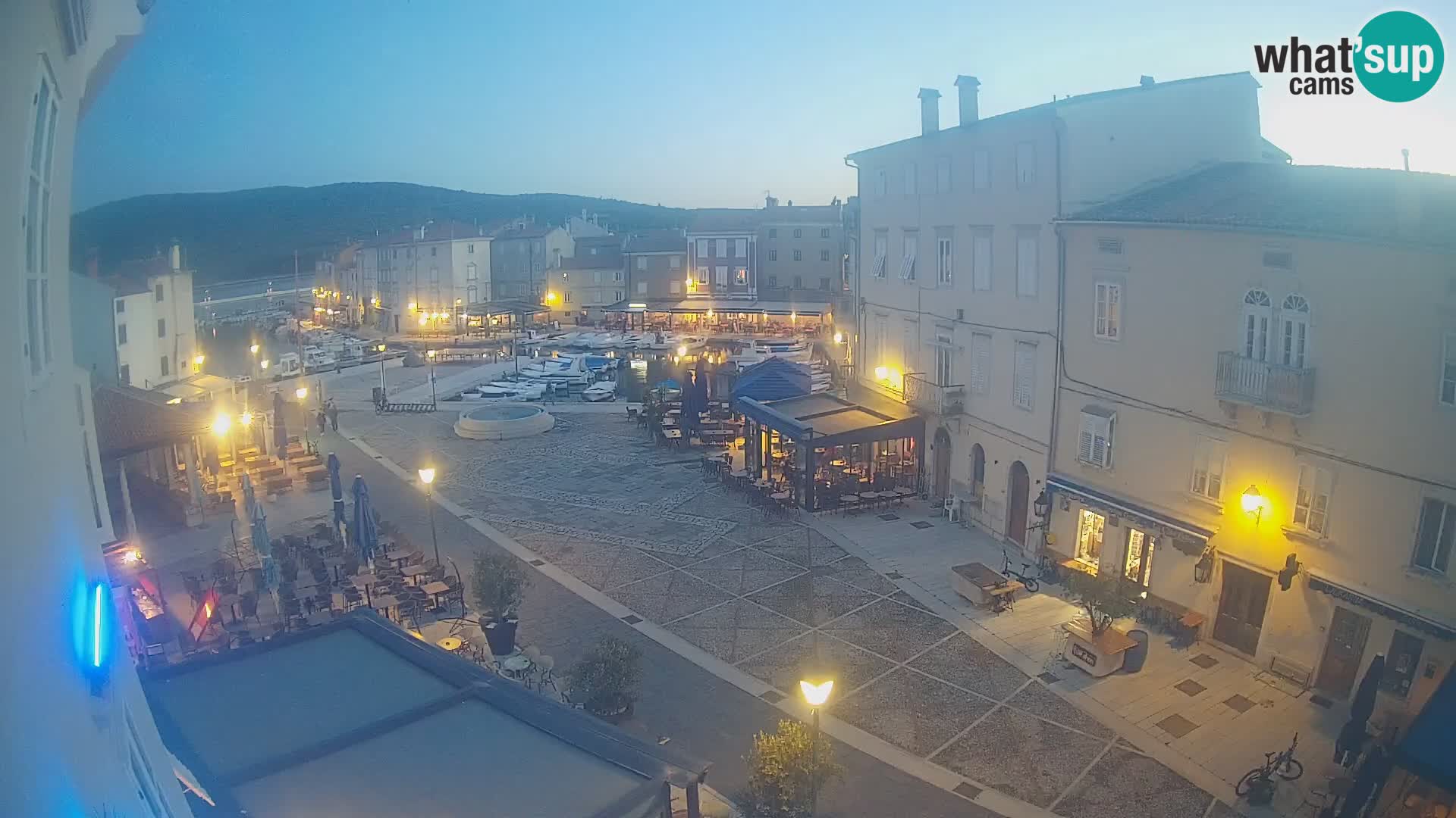 Kamera v ŽIVO Cres mesto – glavni trg in “mandrač” – otok Cres – Hrvaška