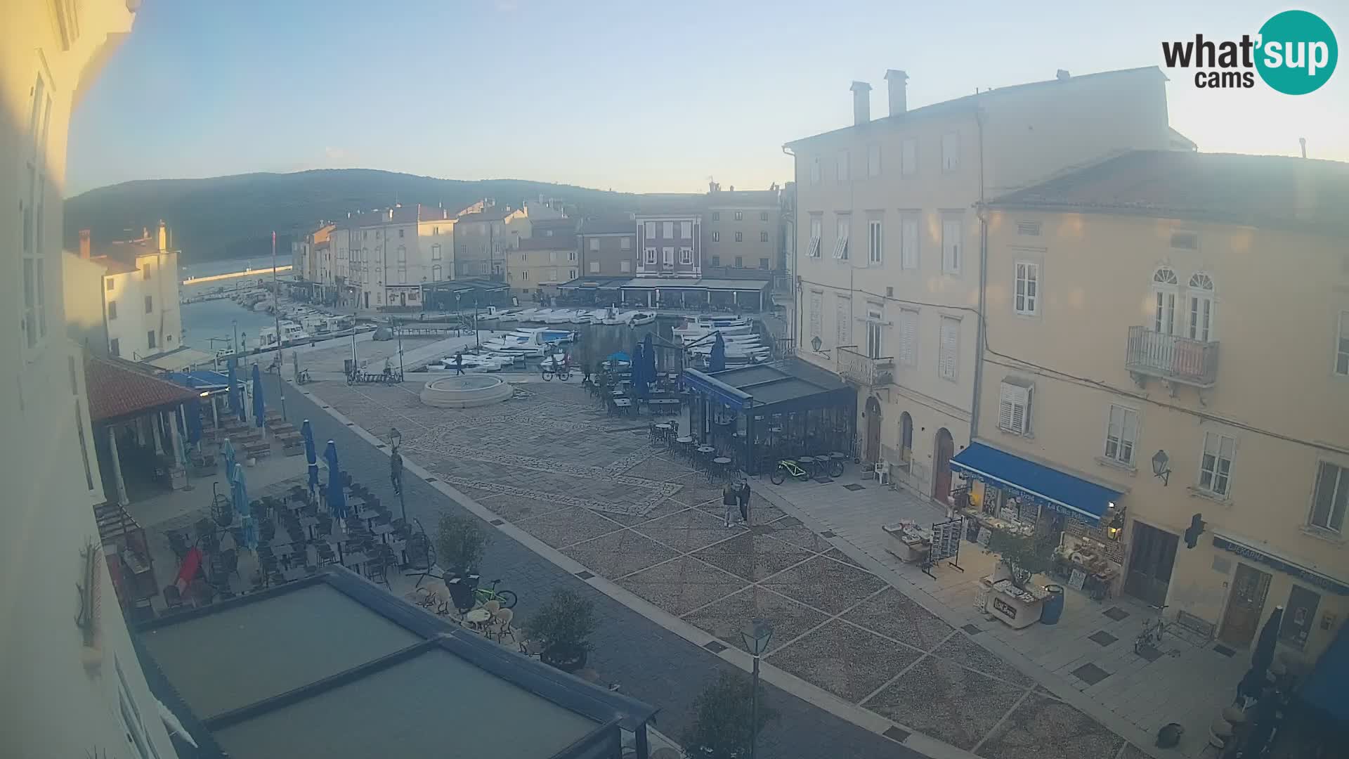 LIVE cam Cres city – place principale et “mandrač” – île de Cres – Croatie