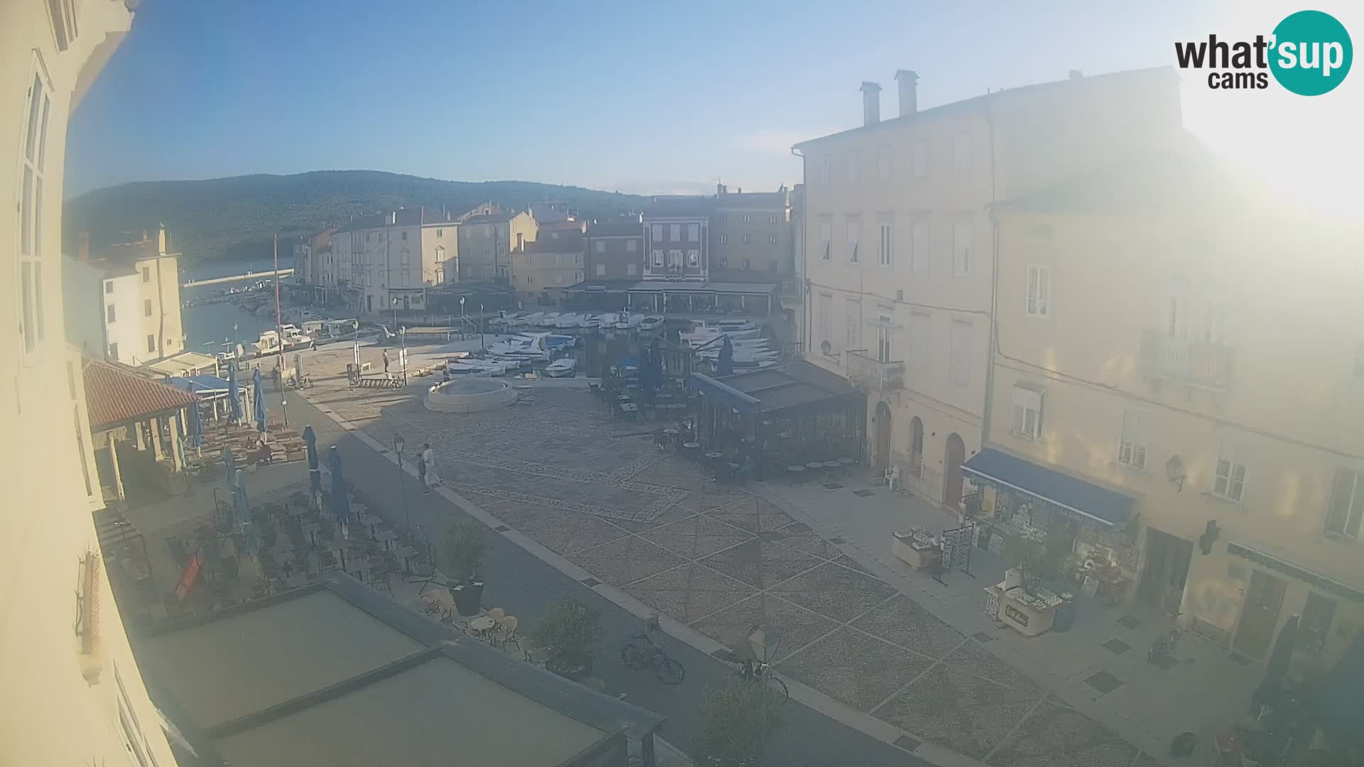 Web kamera Grad Cres – glavni trg i “mandrač” – otok Cres