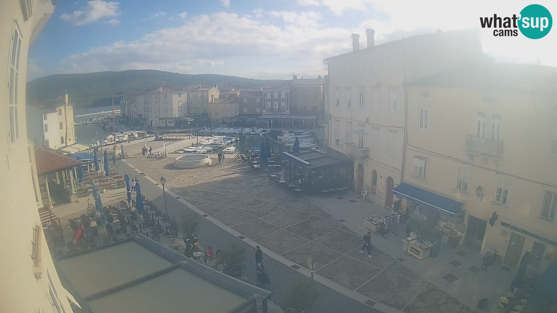 Kamera v ŽIVO Cres mesto – glavni trg in “mandrač” – otok Cres – Hrvaška