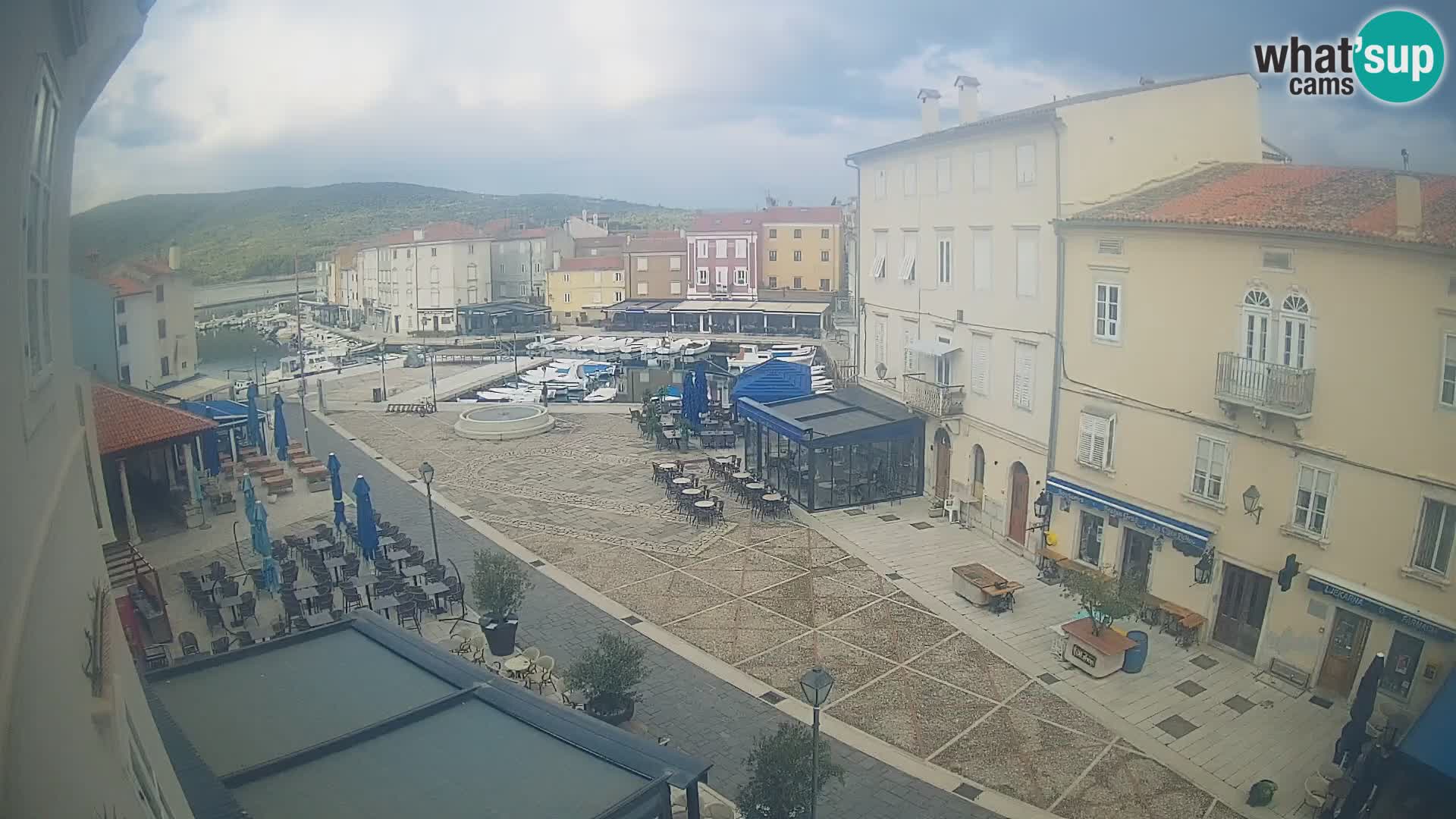 Web kamera Grad Cres – glavni trg i “mandrač” – otok Cres