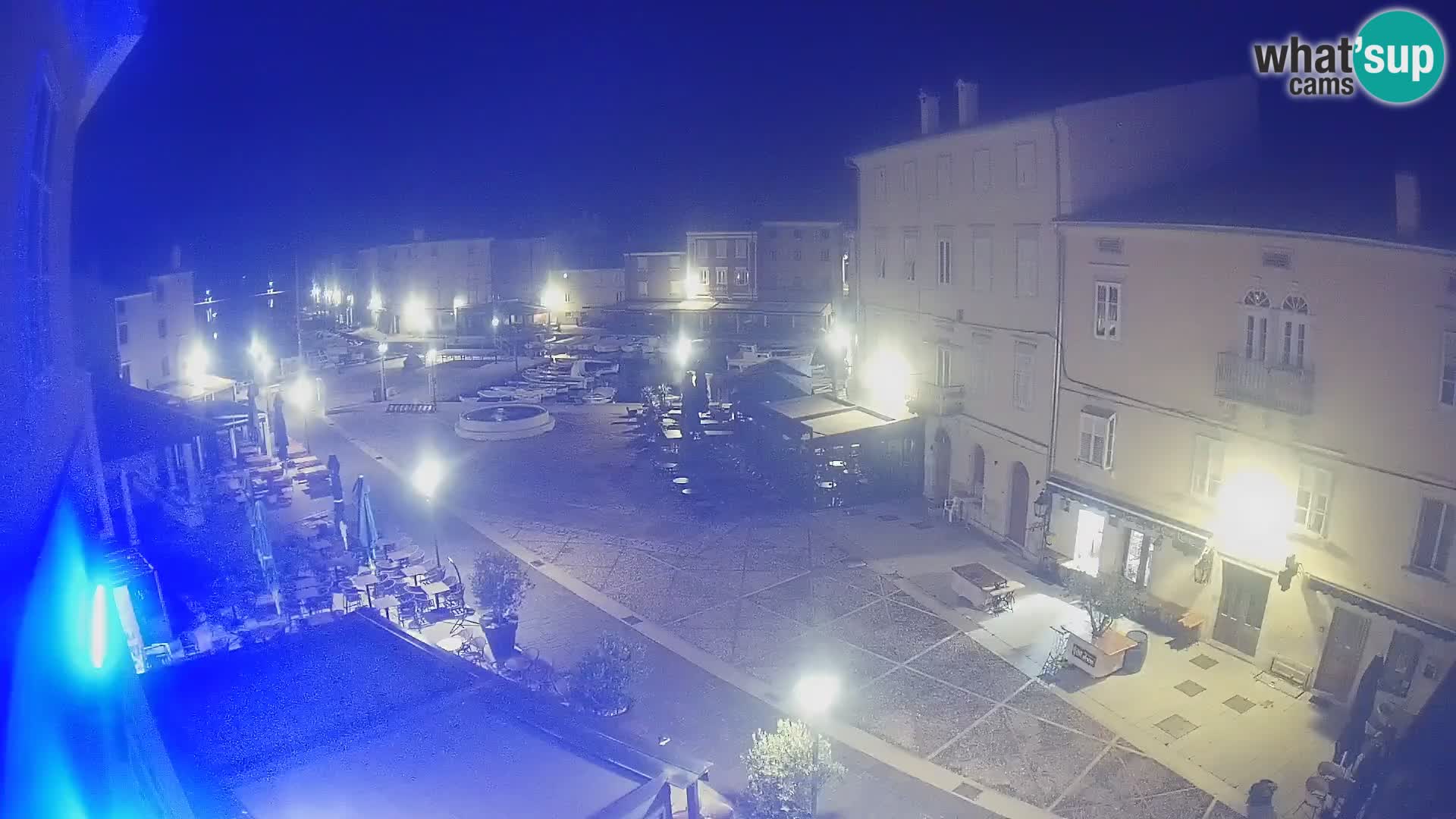 Web kamera Grad Cres – glavni trg i “mandrač” – otok Cres