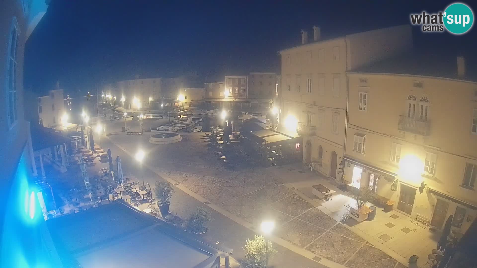 V ŽIVO spletna kamera Cres mesto – glavni trg in “mandrač” – otok Cres – Hrvaška
