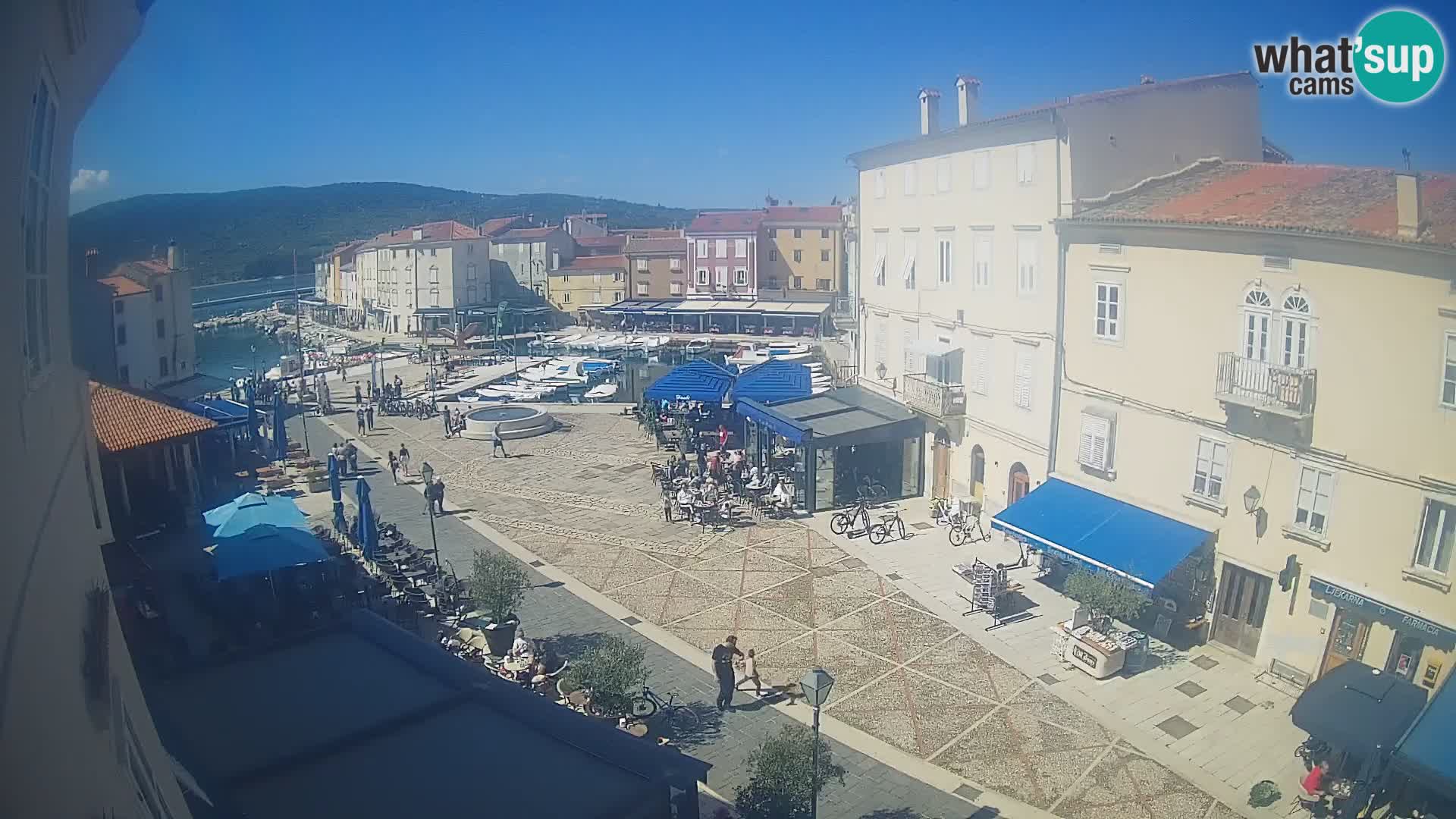 Web kamera Grad Cres – glavni trg i “mandrač” – otok Cres
