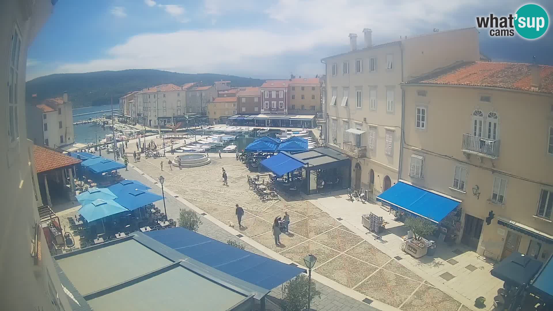 Kamera v ŽIVO Cres mesto – glavni trg in “mandrač” – otok Cres – Hrvaška