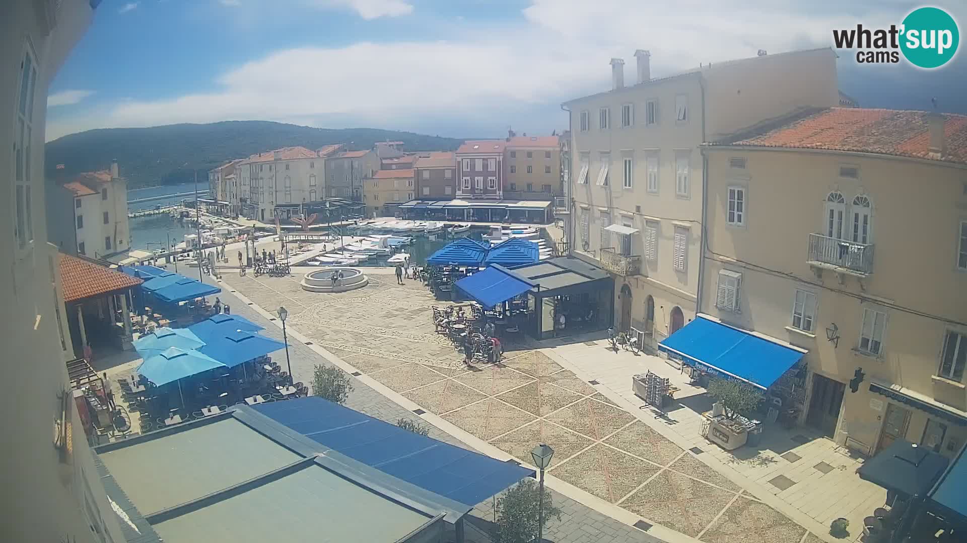 V ŽIVO spletna kamera Cres mesto – glavni trg in “mandrač” – otok Cres – Hrvaška