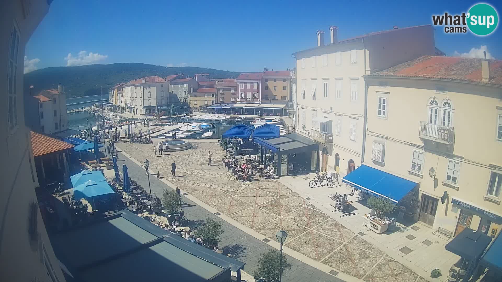 Web kamera Grad Cres – glavni trg i “mandrač” – otok Cres
