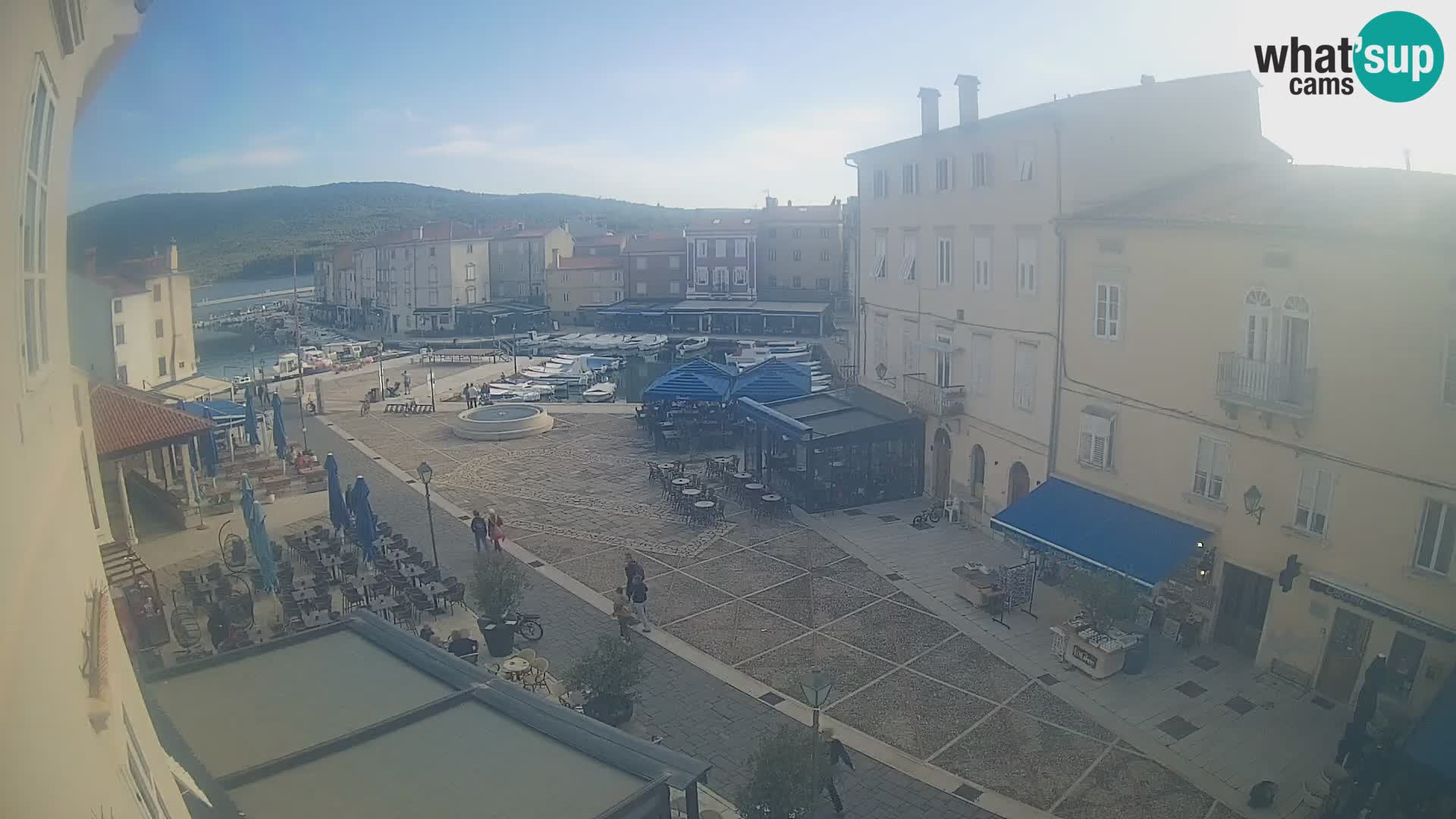 Web kamera Grad Cres – glavni trg i “mandrač” – otok Cres