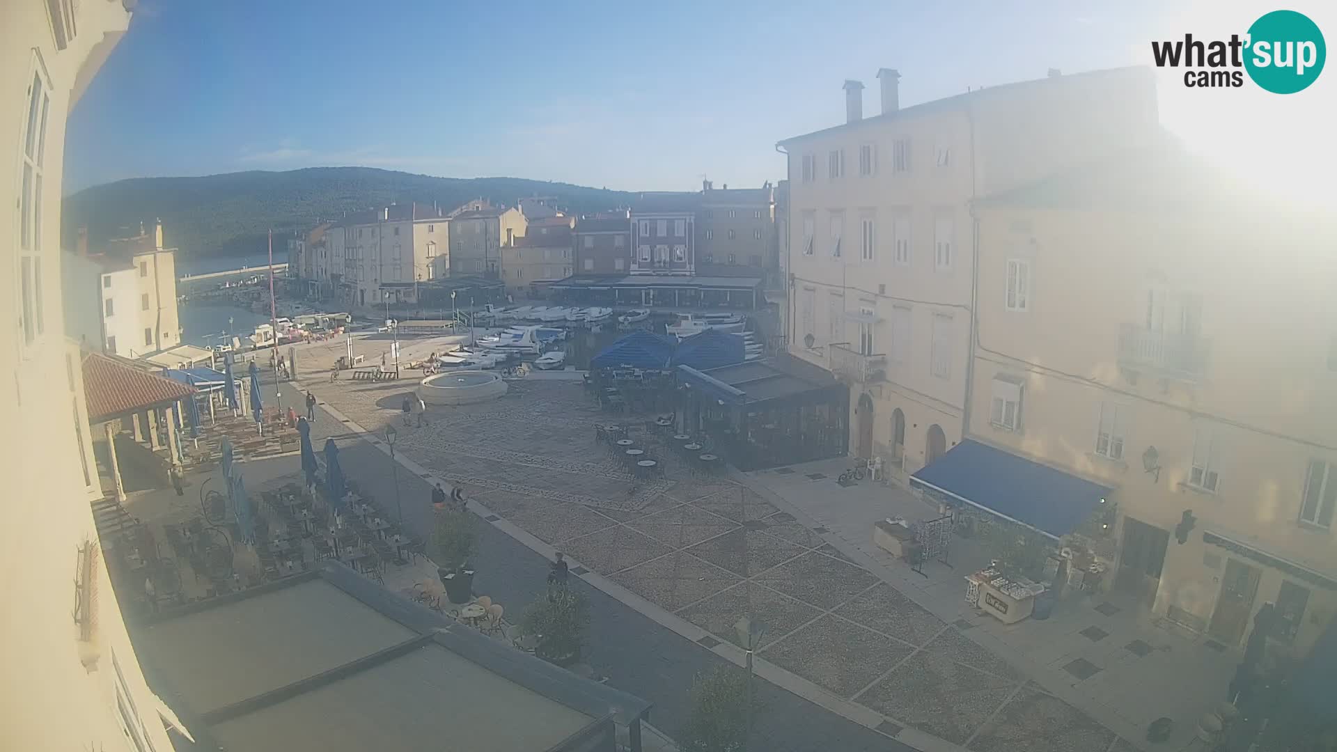 Kamera v ŽIVO Cres mesto – glavni trg in “mandrač” – otok Cres – Hrvaška