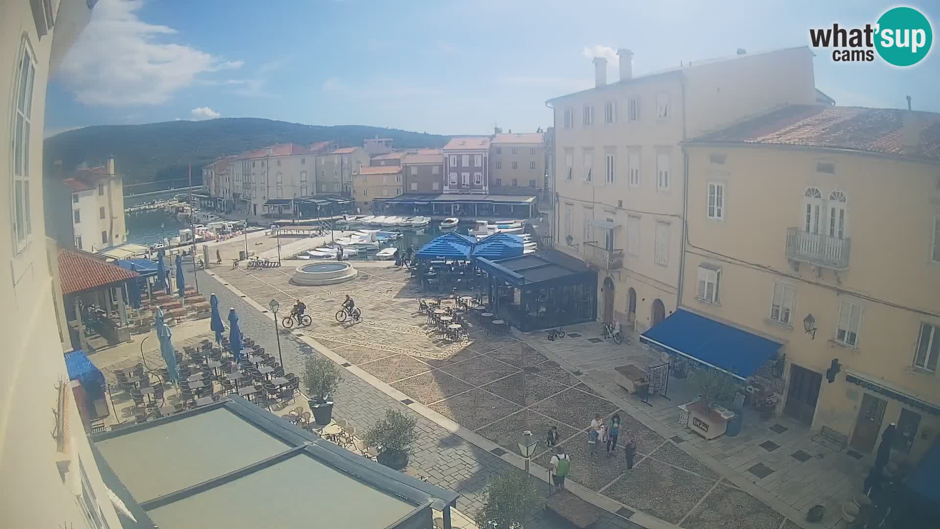 Web kamera Grad Cres – glavni trg i “mandrač” – otok Cres