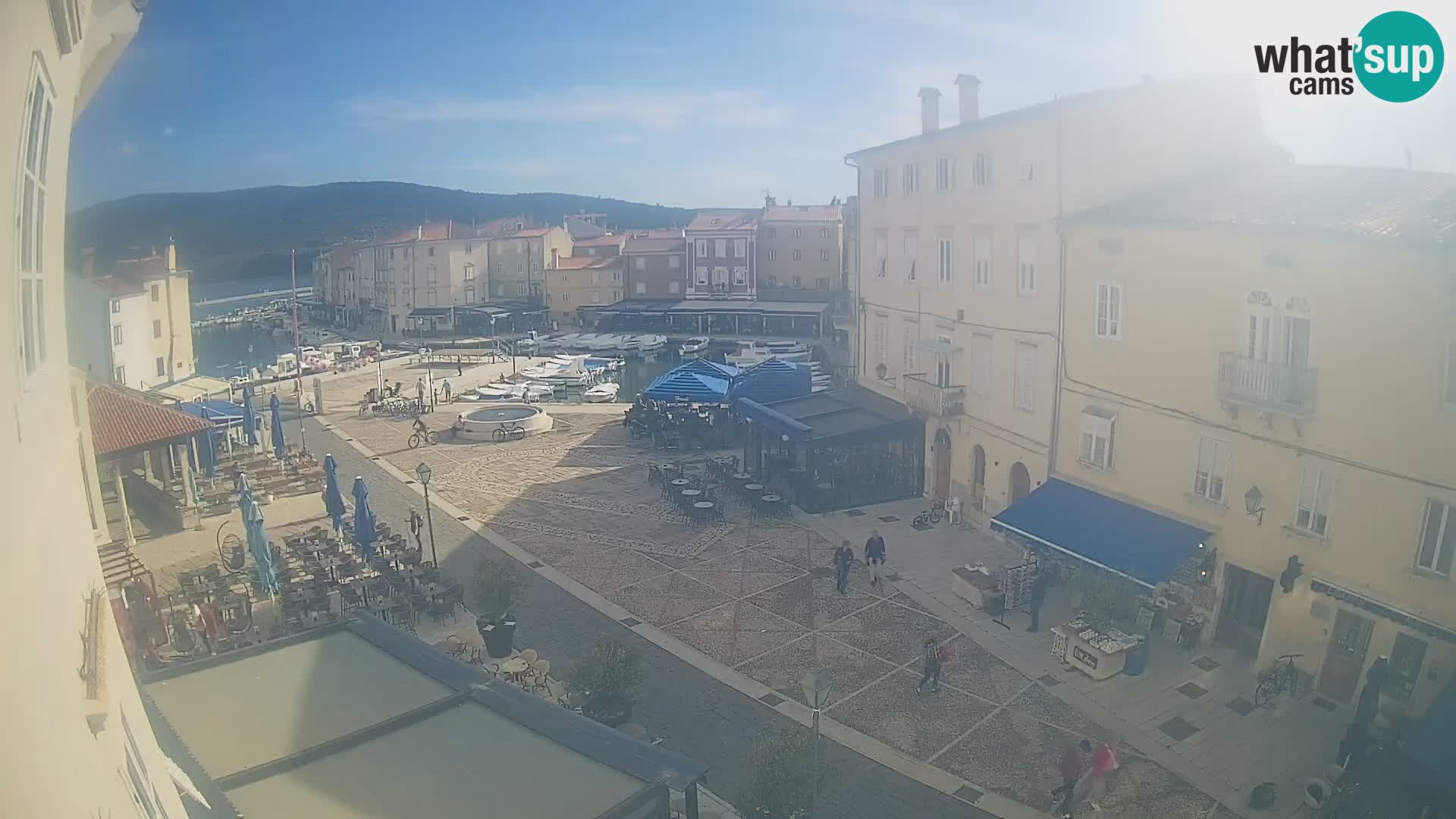 Web kamera Grad Cres – glavni trg i “mandrač” – otok Cres