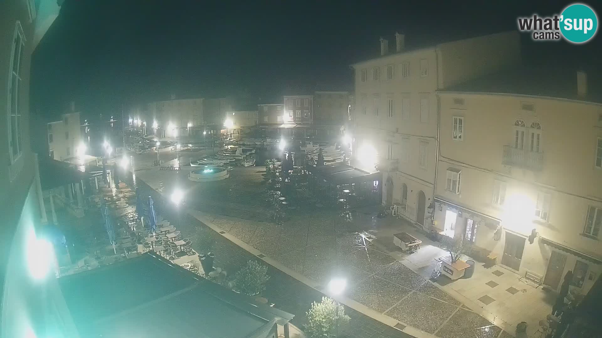 Web kamera Grad Cres – glavni trg i “mandrač” – otok Cres