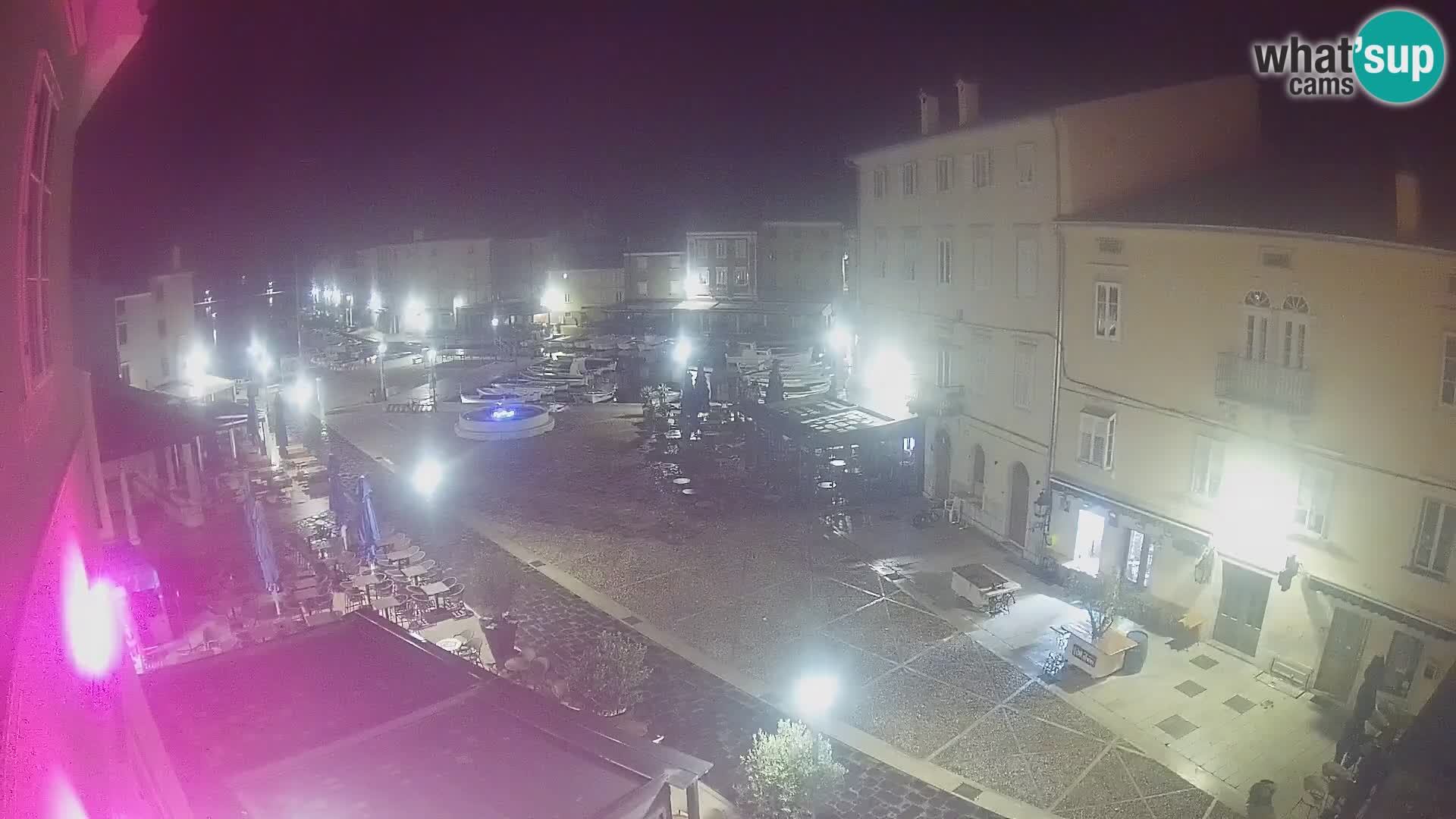 Web kamera Grad Cres – glavni trg i “mandrač” – otok Cres