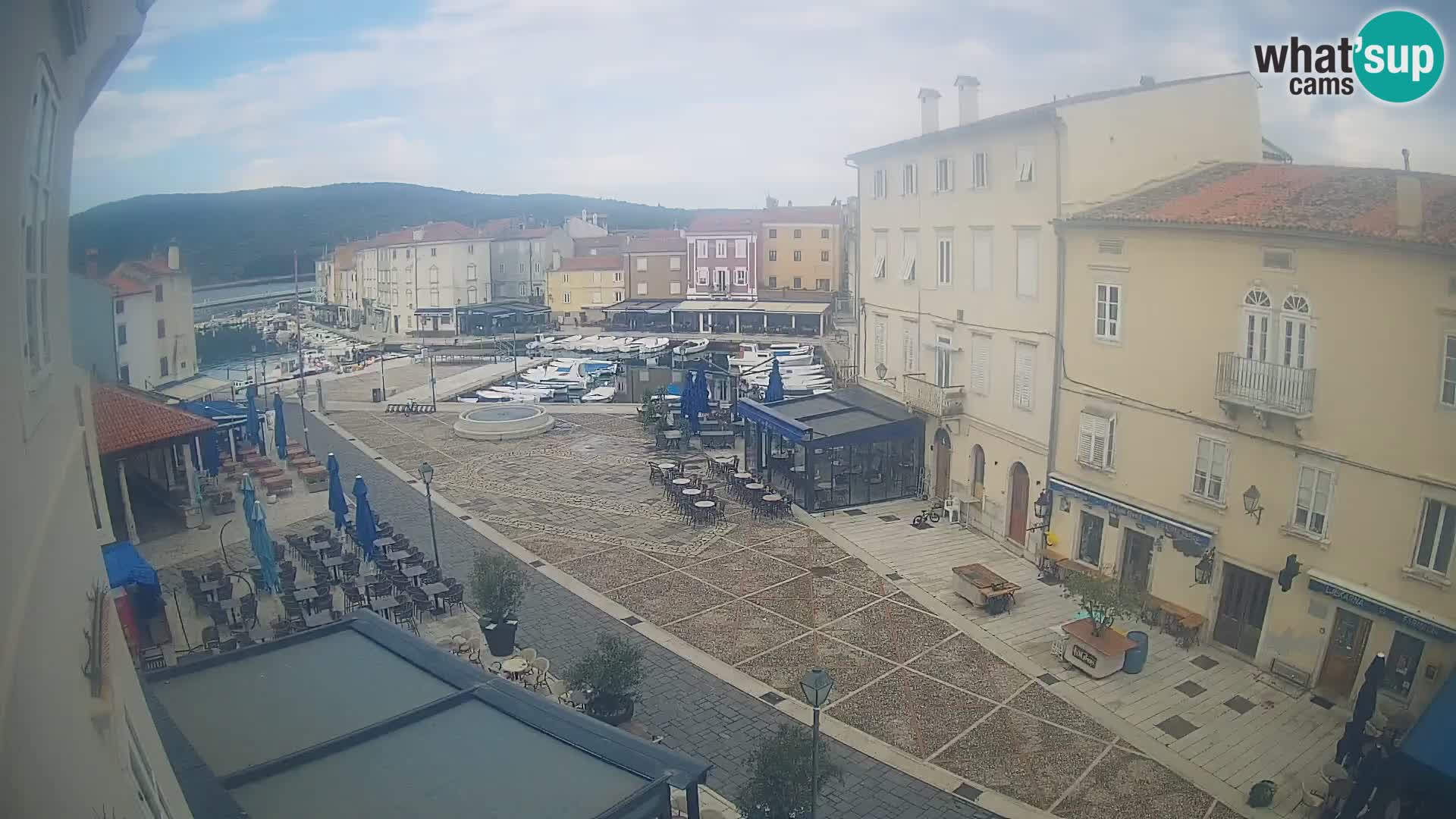 Web kamera Grad Cres – glavni trg i “mandrač” – otok Cres