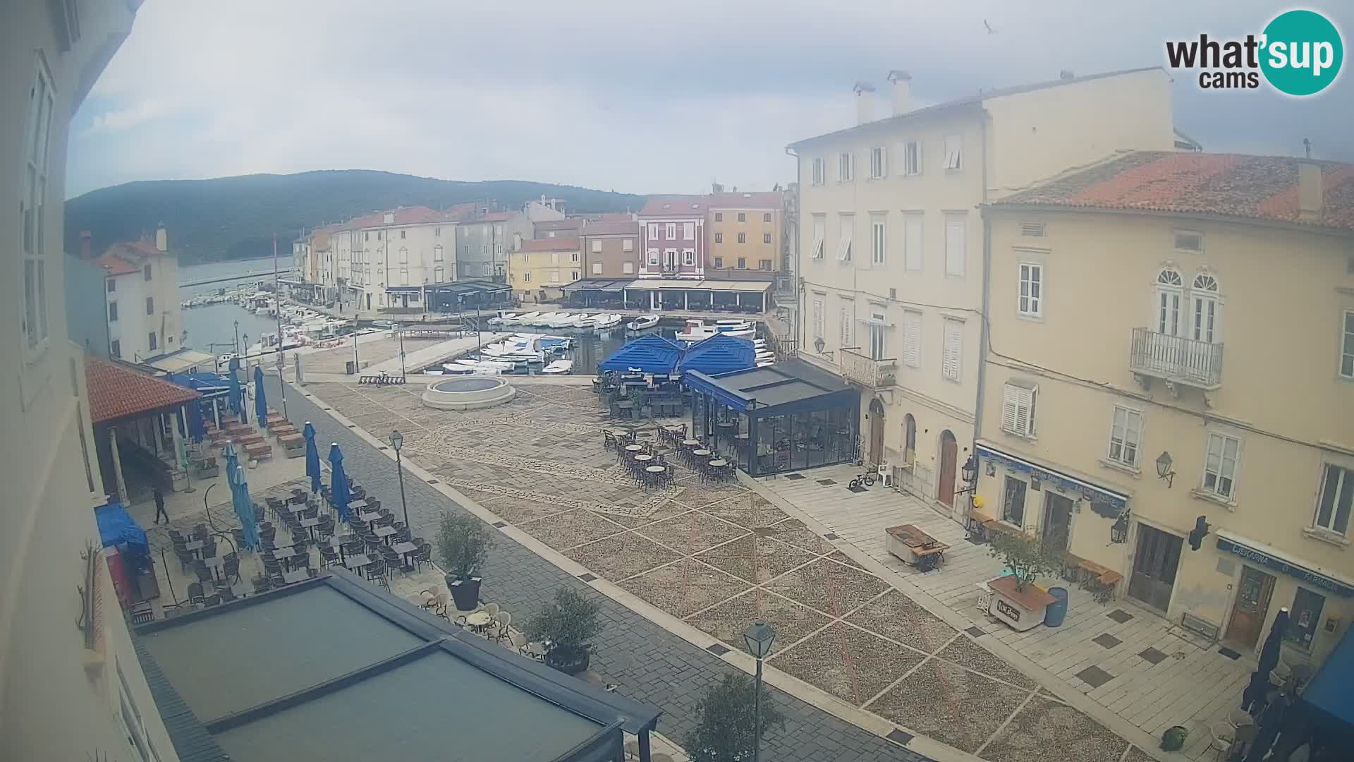 Kamera v ŽIVO Cres mesto – glavni trg in “mandrač” – otok Cres – Hrvaška
