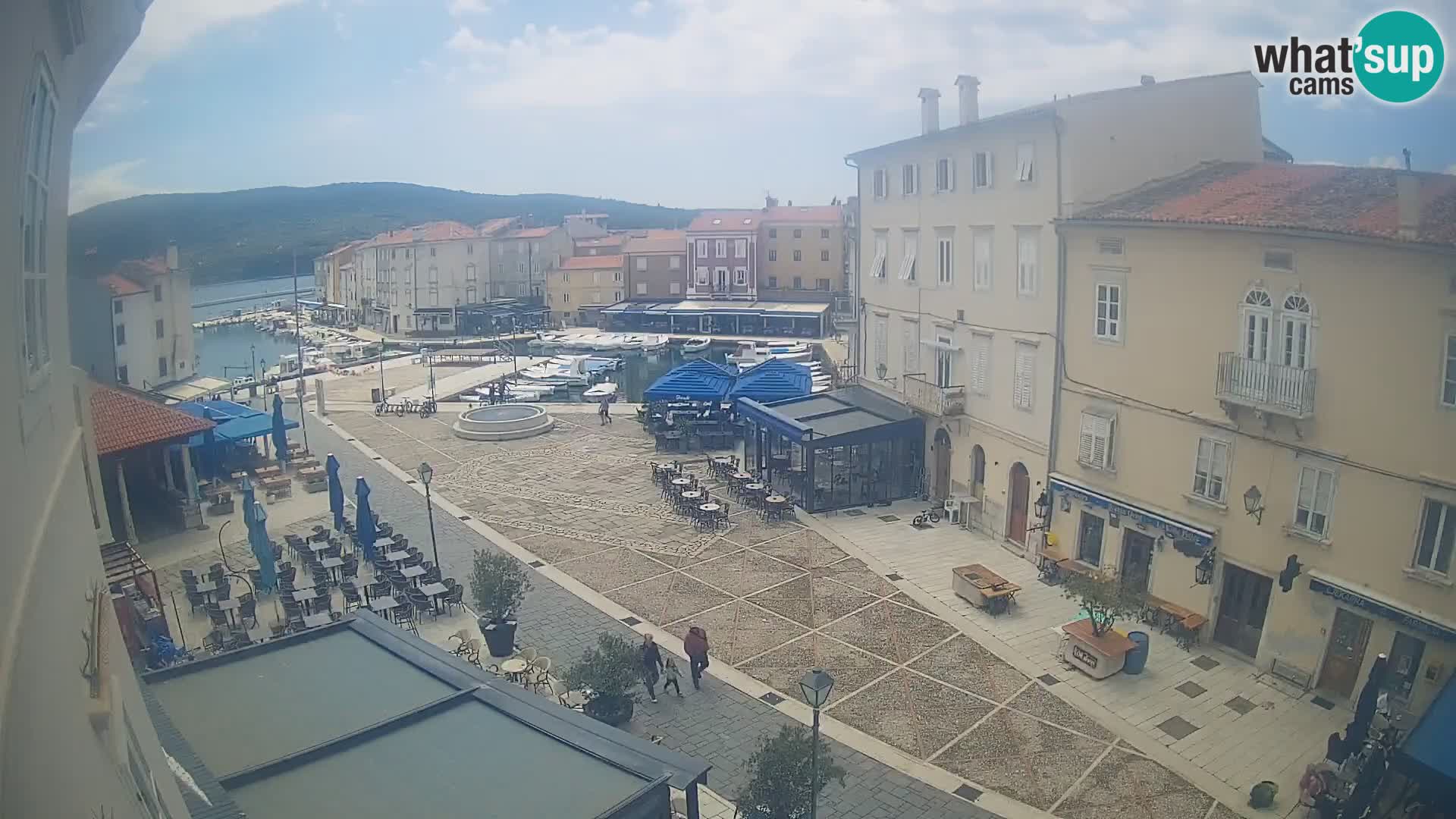 Kamera v ŽIVO Cres mesto – glavni trg in “mandrač” – otok Cres – Hrvaška