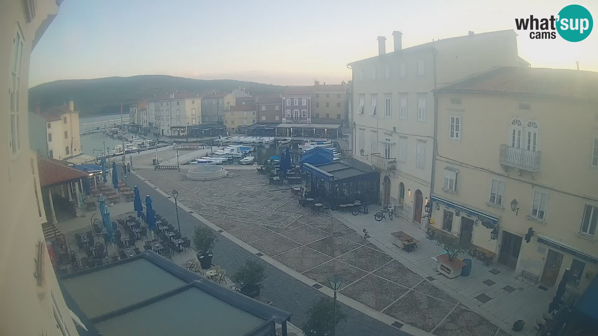 Kamera v ŽIVO Cres mesto – glavni trg in “mandrač” – otok Cres – Hrvaška