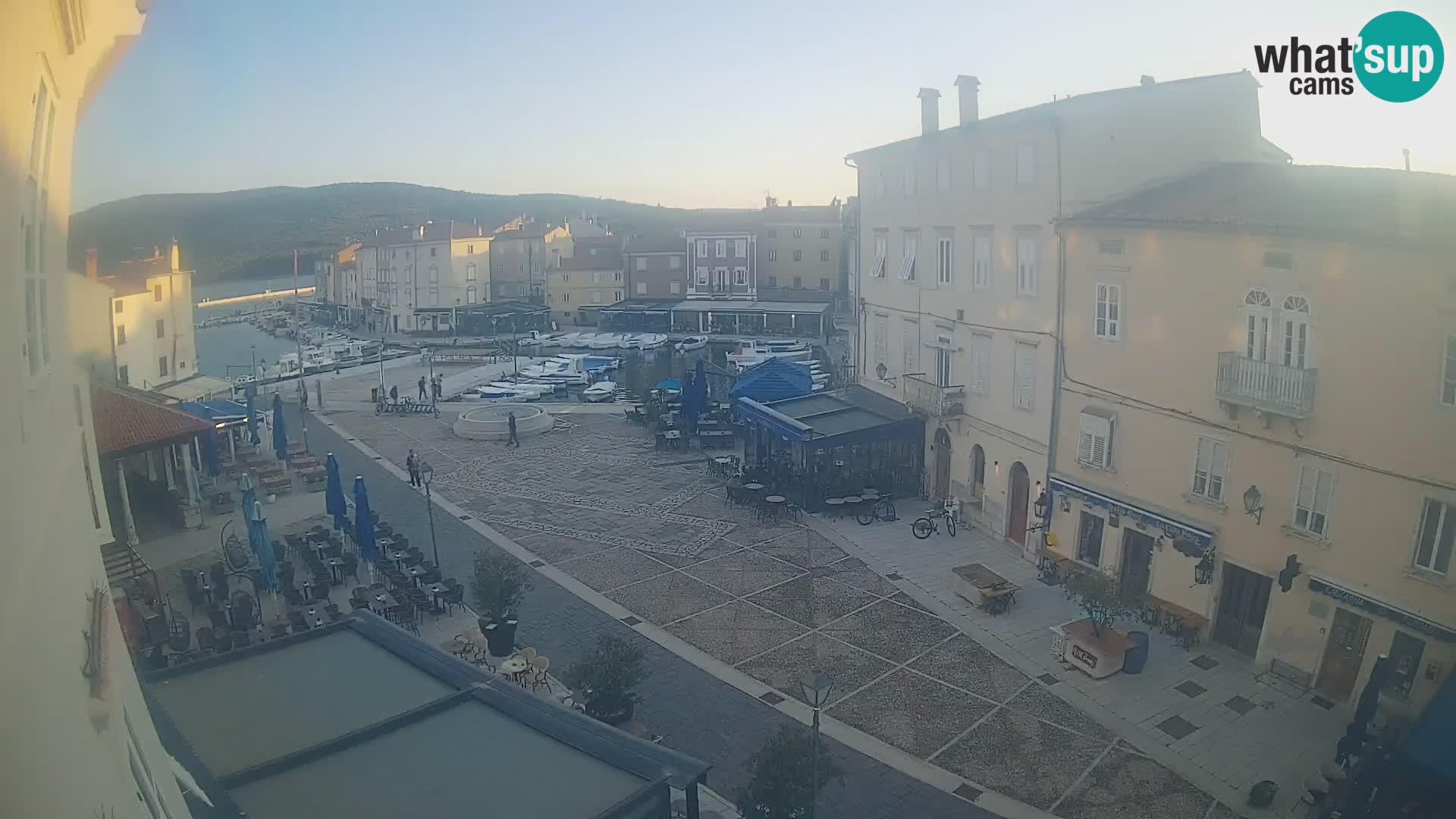 Cámara en vivo ciudad de Cres – plaza principal y “mandrač” – isla de Cres – Croacia