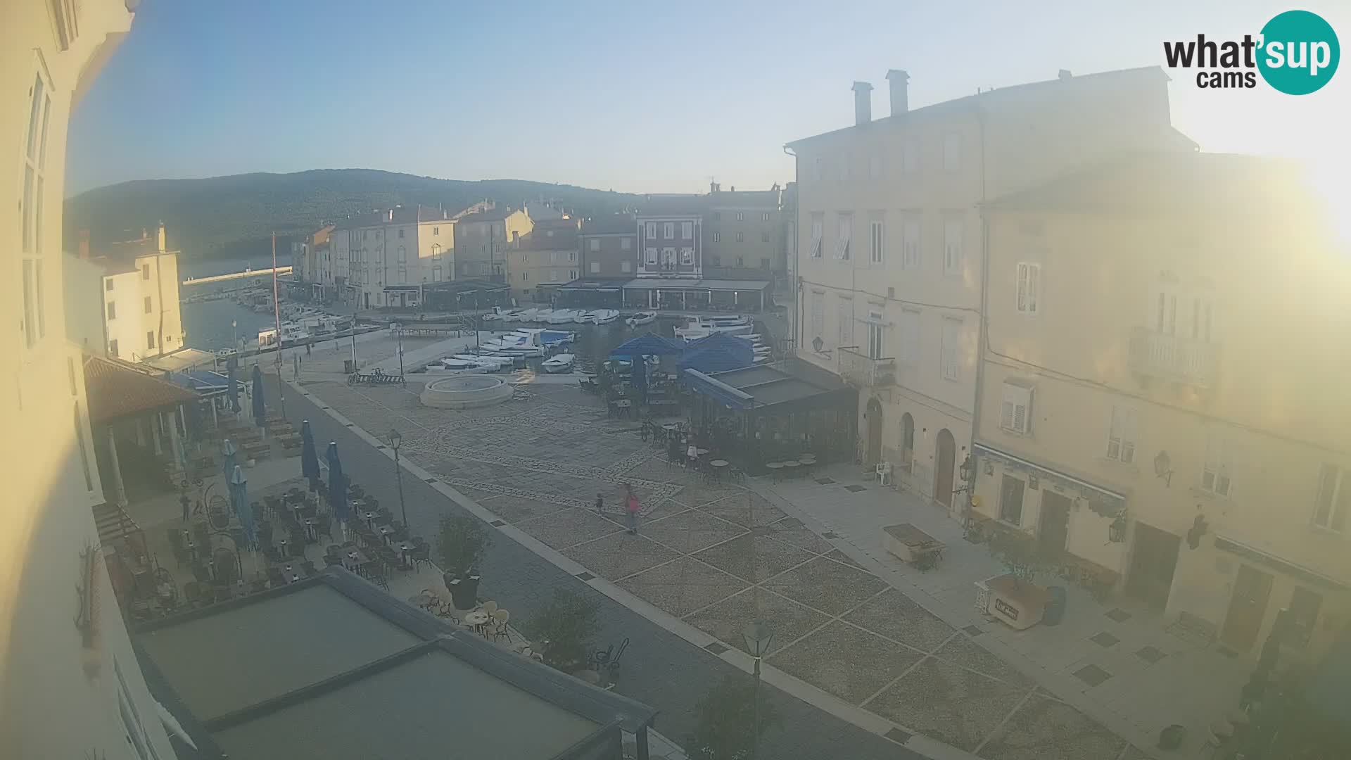 Kamera v ŽIVO Cres mesto – glavni trg in “mandrač” – otok Cres – Hrvaška