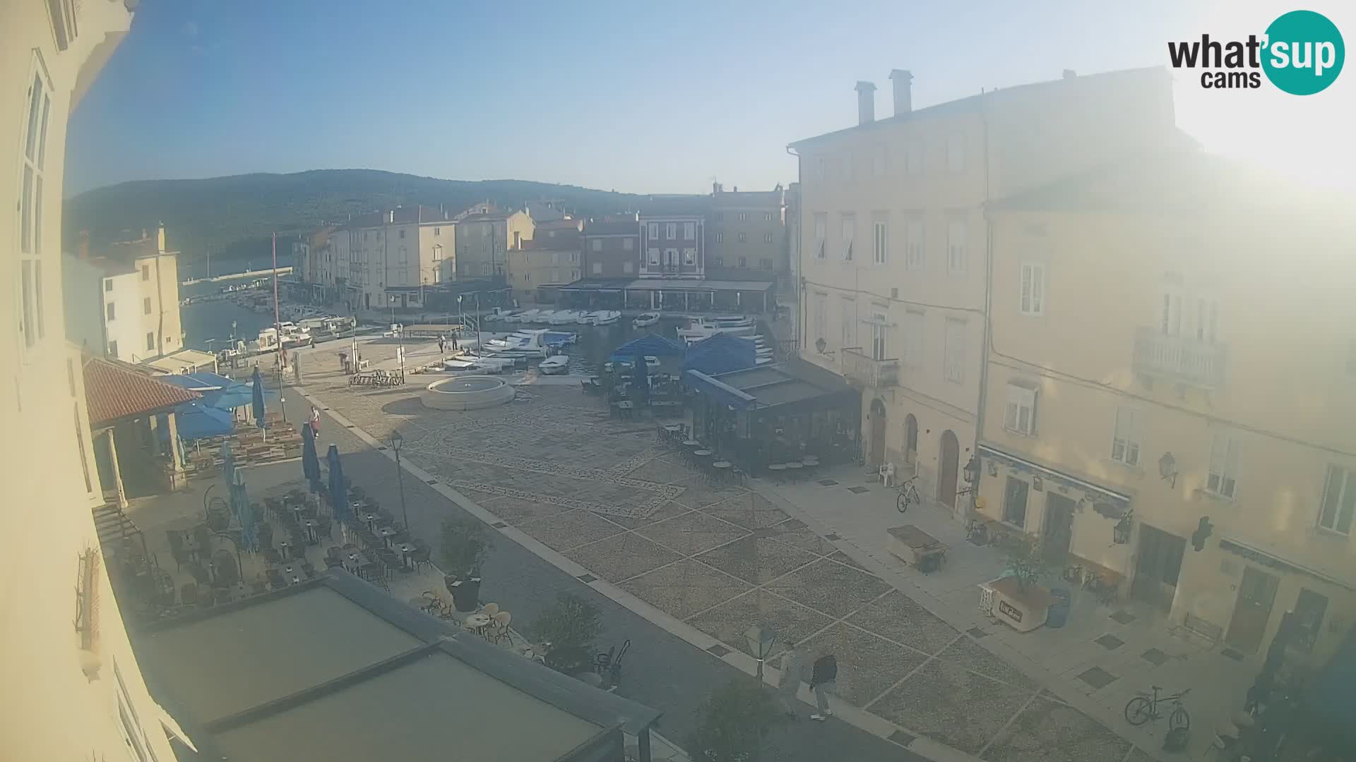 V ŽIVO spletna kamera Cres mesto – glavni trg in “mandrač” – otok Cres – Hrvaška