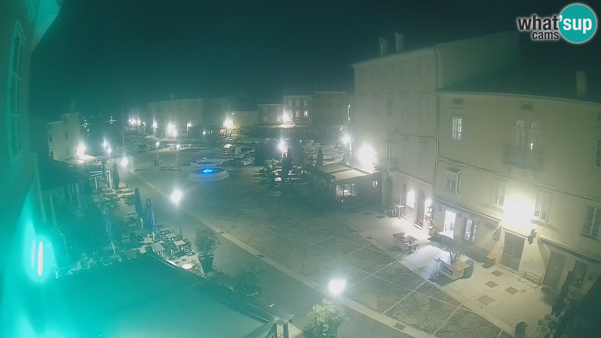 V ŽIVO spletna kamera Cres mesto – glavni trg in “mandrač” – otok Cres – Hrvaška