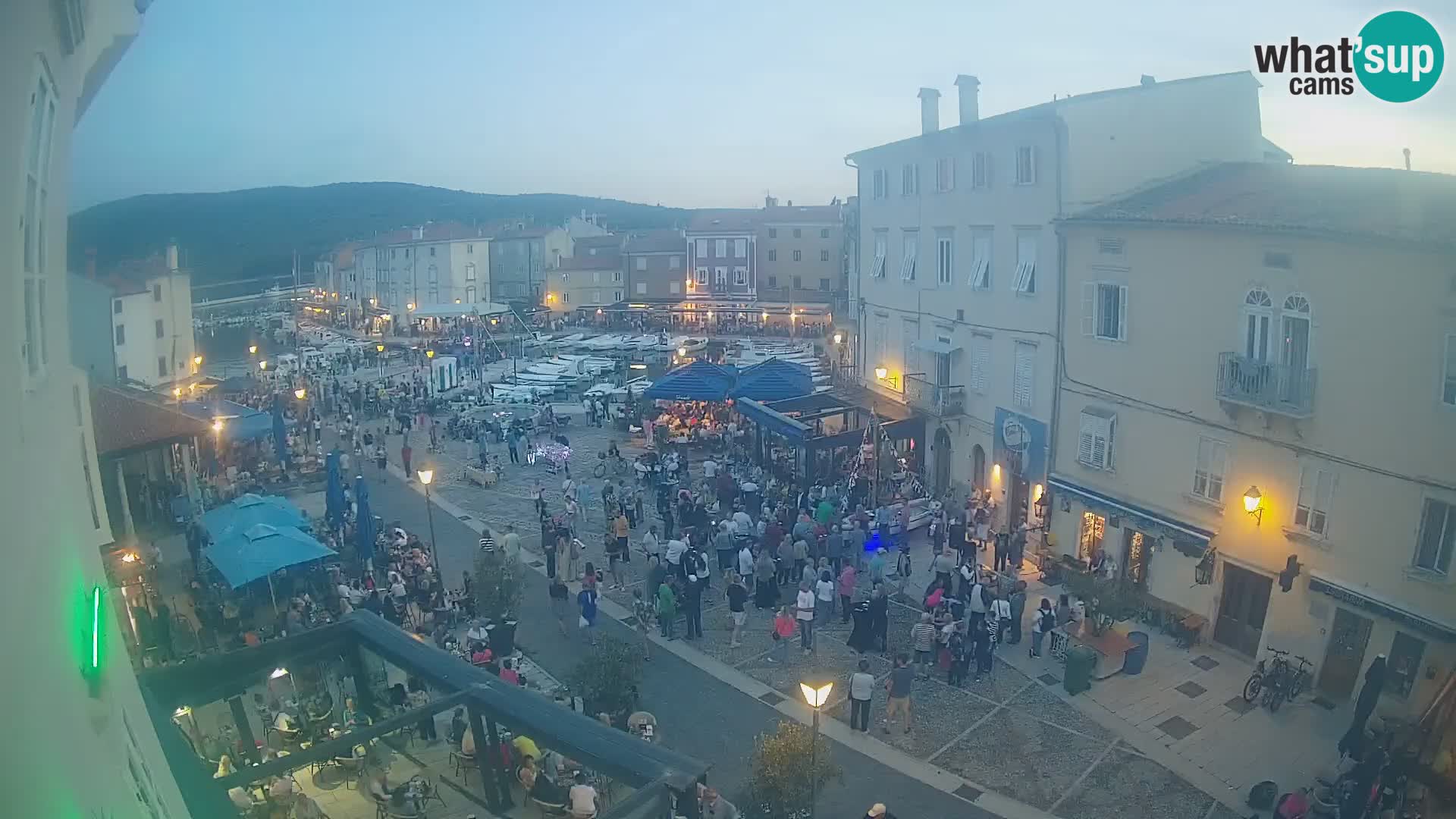 Kamera v ŽIVO Cres mesto – glavni trg in “mandrač” – otok Cres – Hrvaška