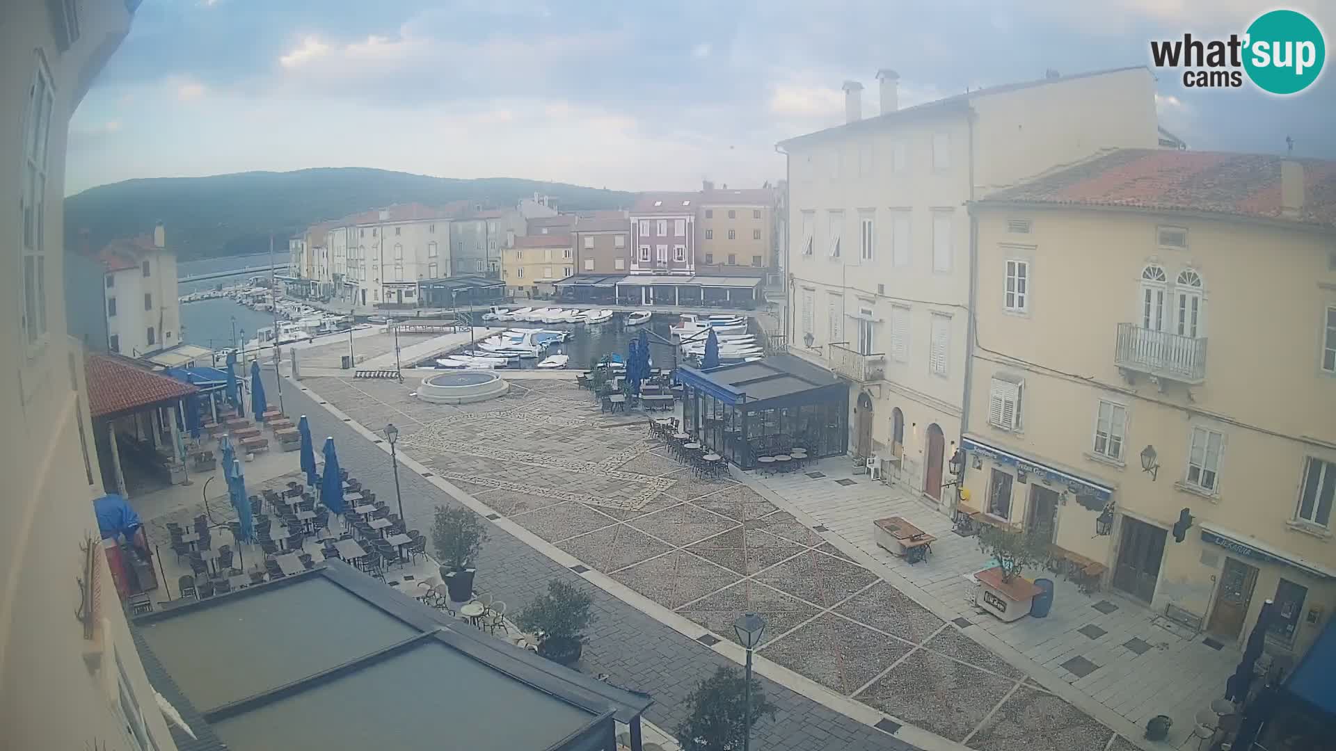 Web kamera Grad Cres – glavni trg i “mandrač” – otok Cres