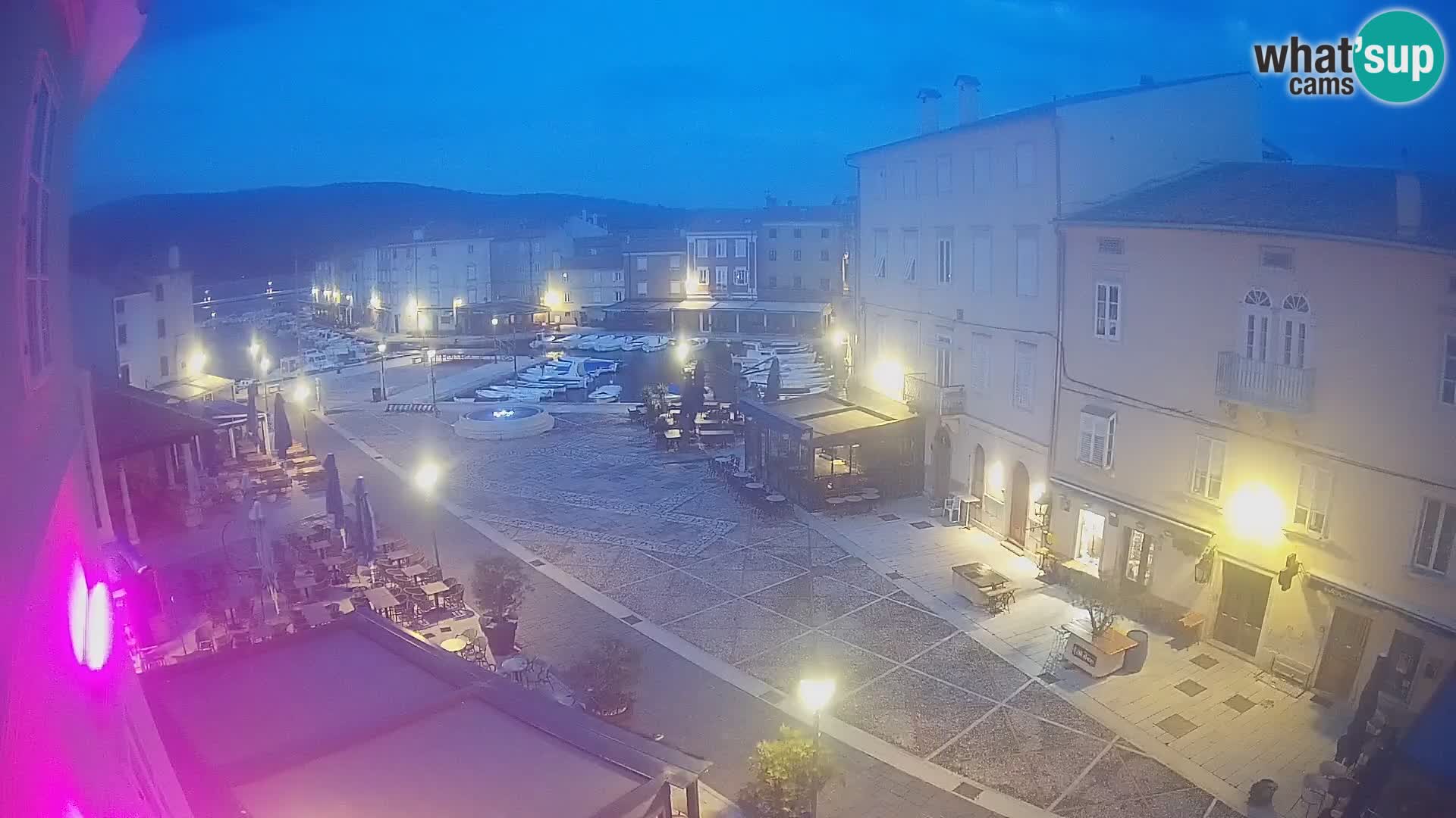 Web kamera Grad Cres – glavni trg i “mandrač” – otok Cres