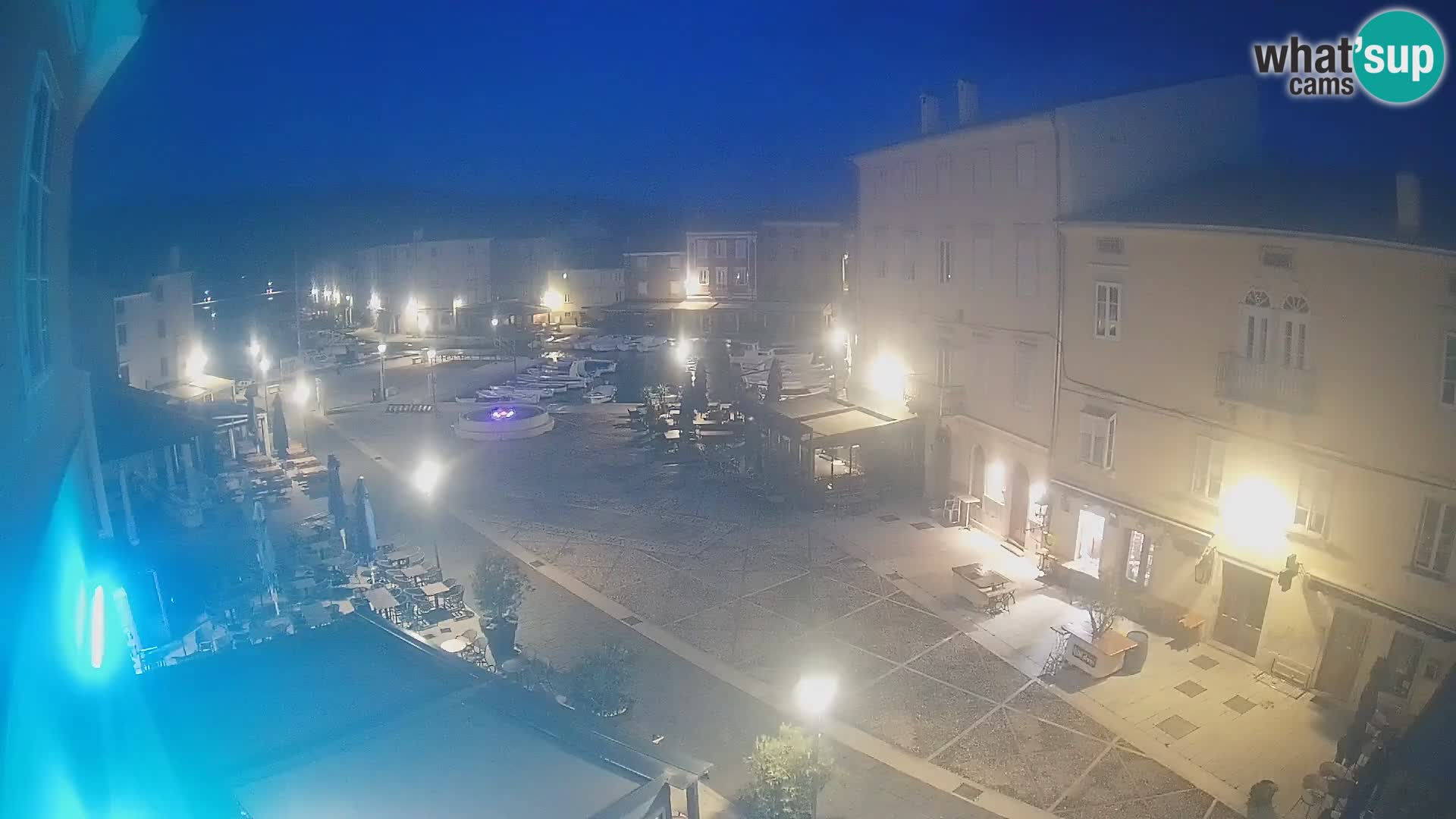 Web kamera Grad Cres – glavni trg i “mandrač” – otok Cres