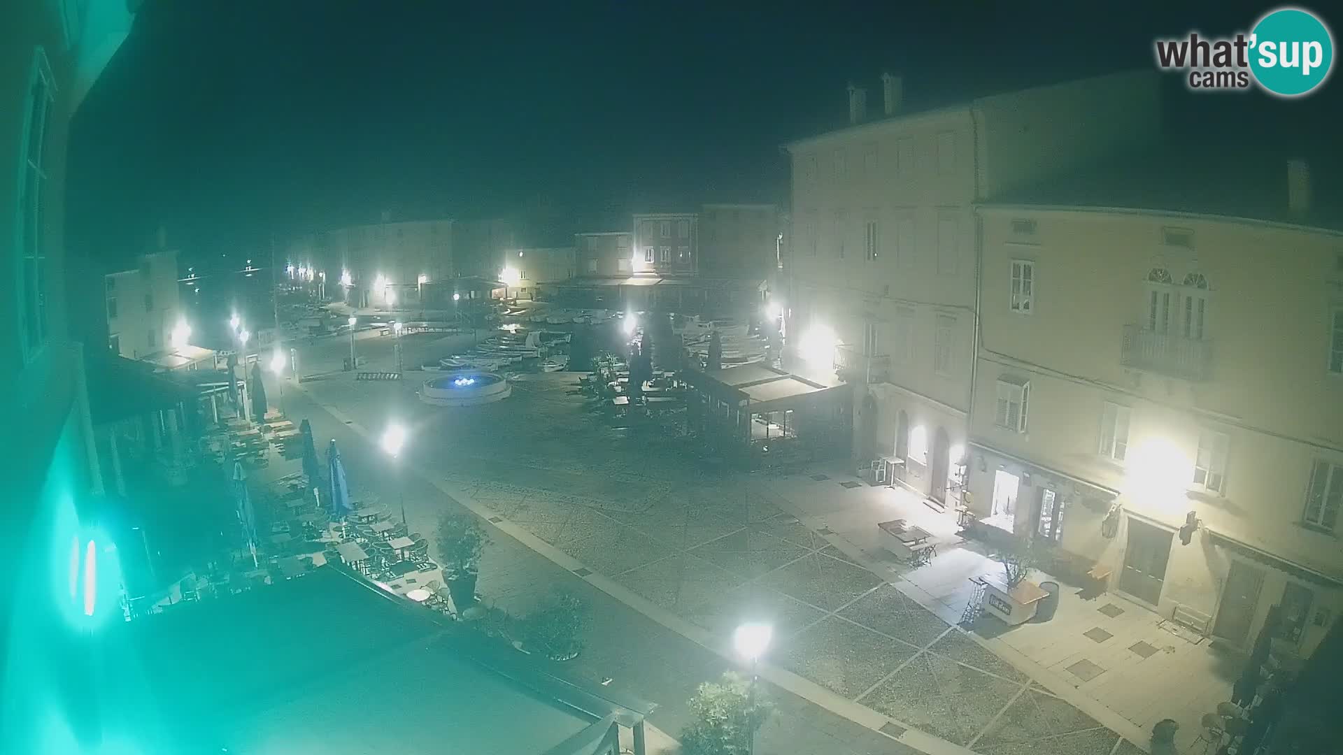 Web kamera Grad Cres – glavni trg i “mandrač” – otok Cres