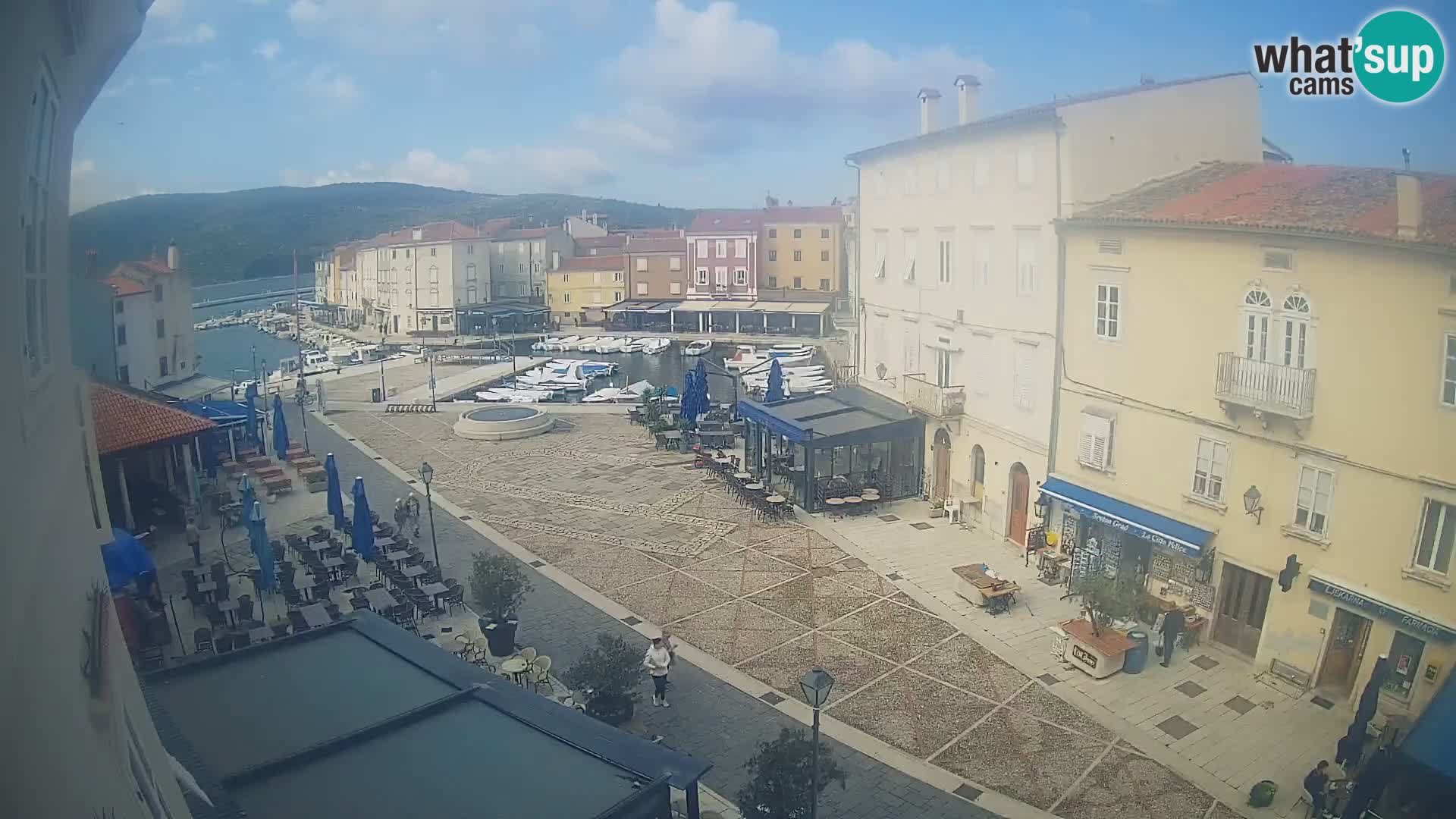 V ŽIVO spletna kamera Cres mesto – glavni trg in “mandrač” – otok Cres – Hrvaška