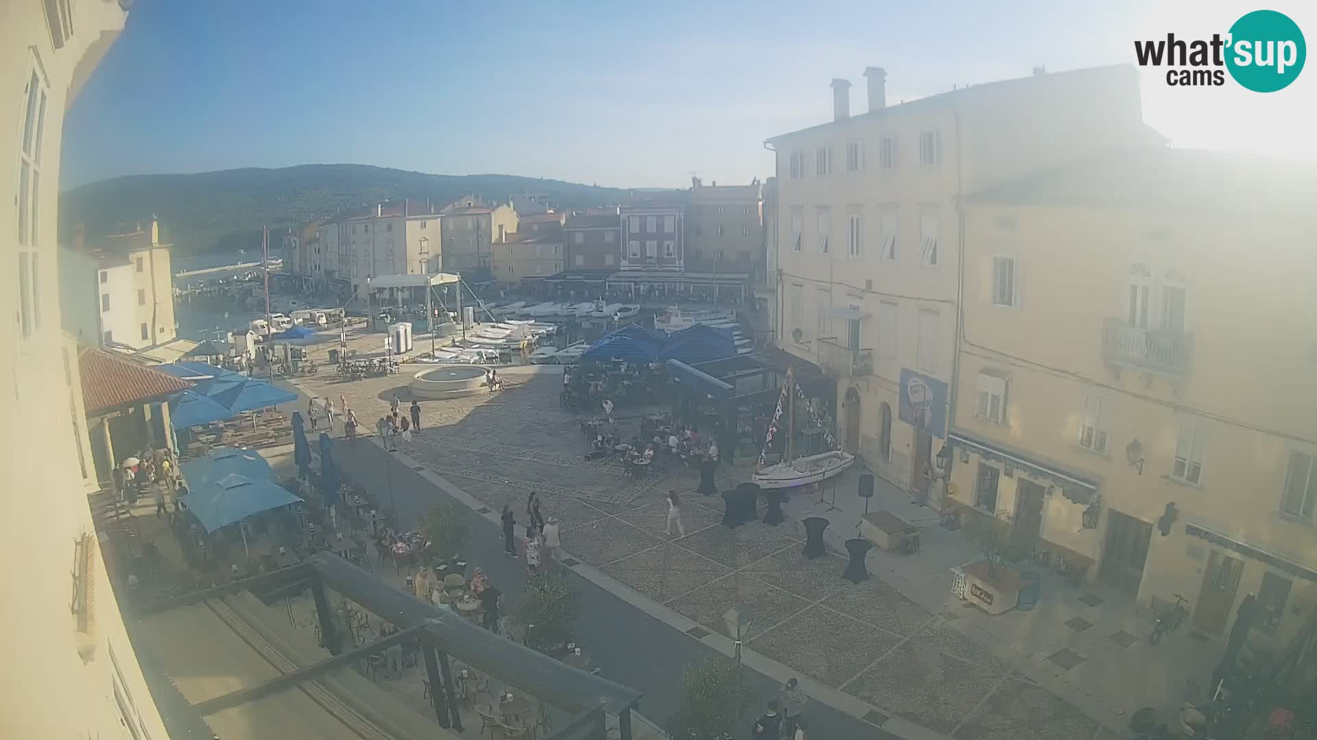 Cámara en vivo ciudad de Cres – plaza principal y “mandrač” – isla de Cres – Croacia
