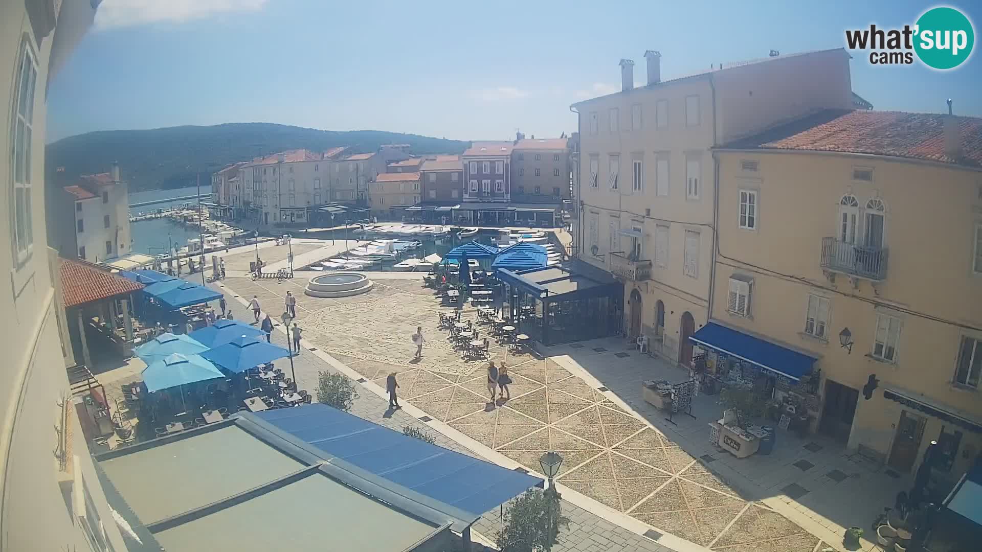 Web kamera Grad Cres – glavni trg i “mandrač” – otok Cres