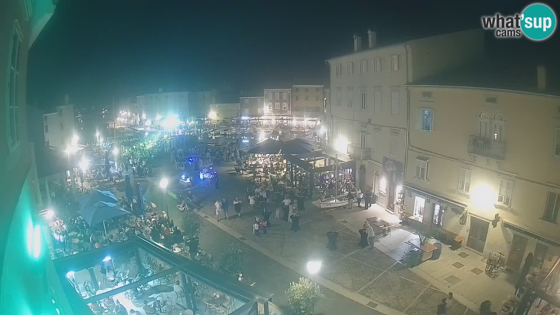 V ŽIVO spletna kamera Cres mesto – glavni trg in “mandrač” – otok Cres – Hrvaška