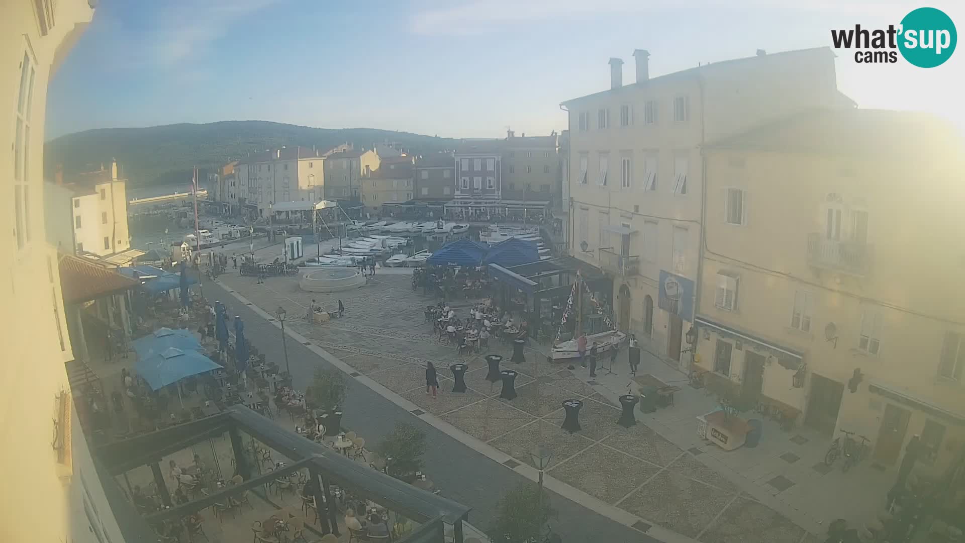 V ŽIVO spletna kamera Cres mesto – glavni trg in “mandrač” – otok Cres – Hrvaška
