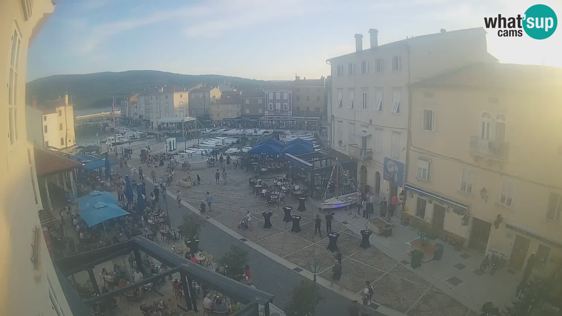 V ŽIVO spletna kamera Cres mesto – glavni trg in “mandrač” – otok Cres – Hrvaška