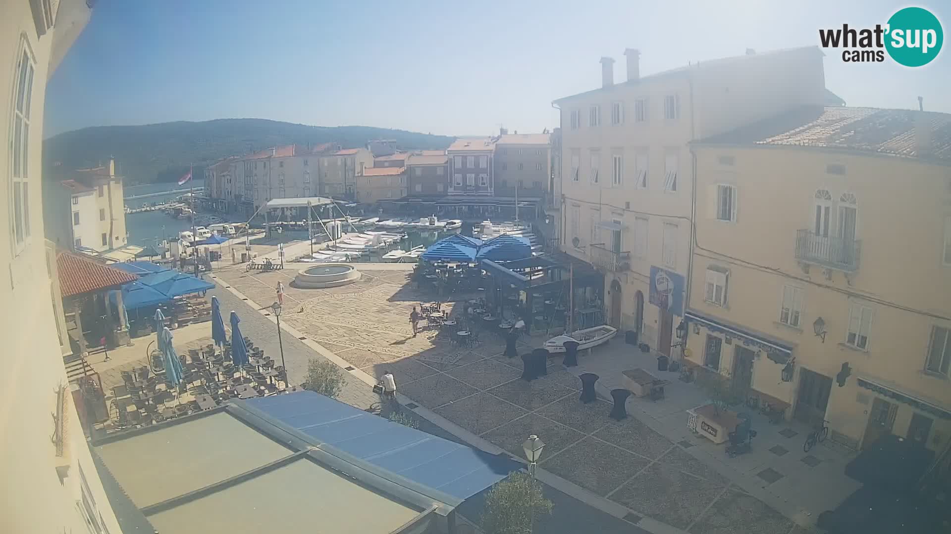 Kamera v ŽIVO Cres mesto – glavni trg in “mandrač” – otok Cres – Hrvaška