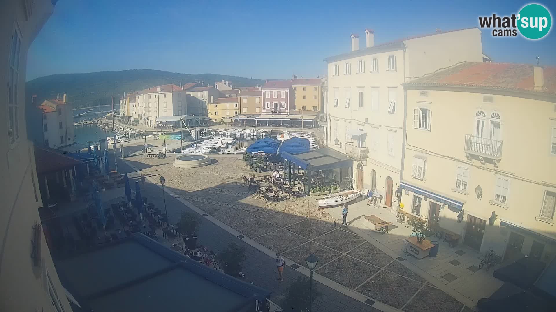 Web kamera Grad Cres – glavni trg i “mandrač” – otok Cres