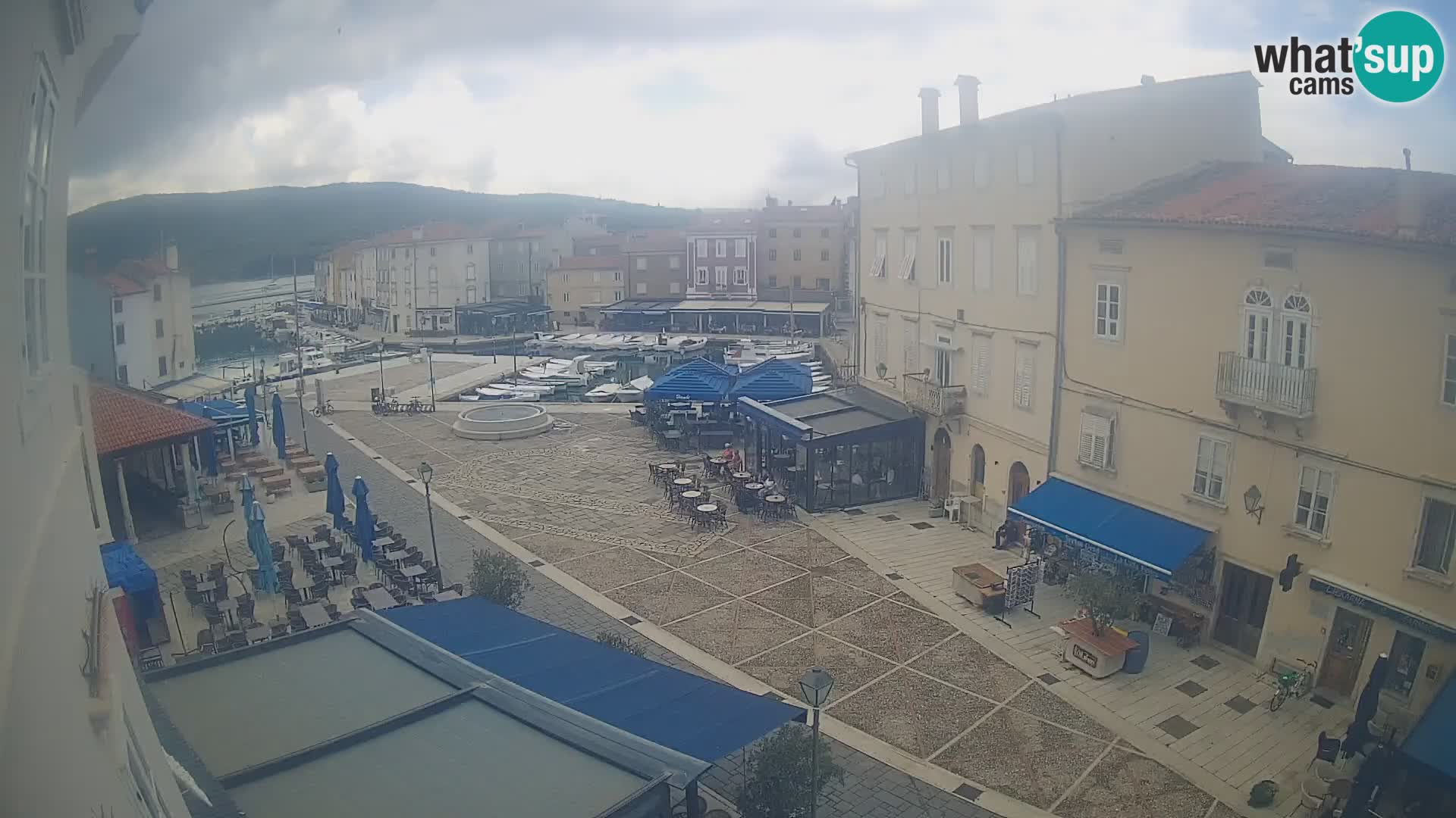 Kamera v ŽIVO Cres mesto – glavni trg in “mandrač” – otok Cres – Hrvaška