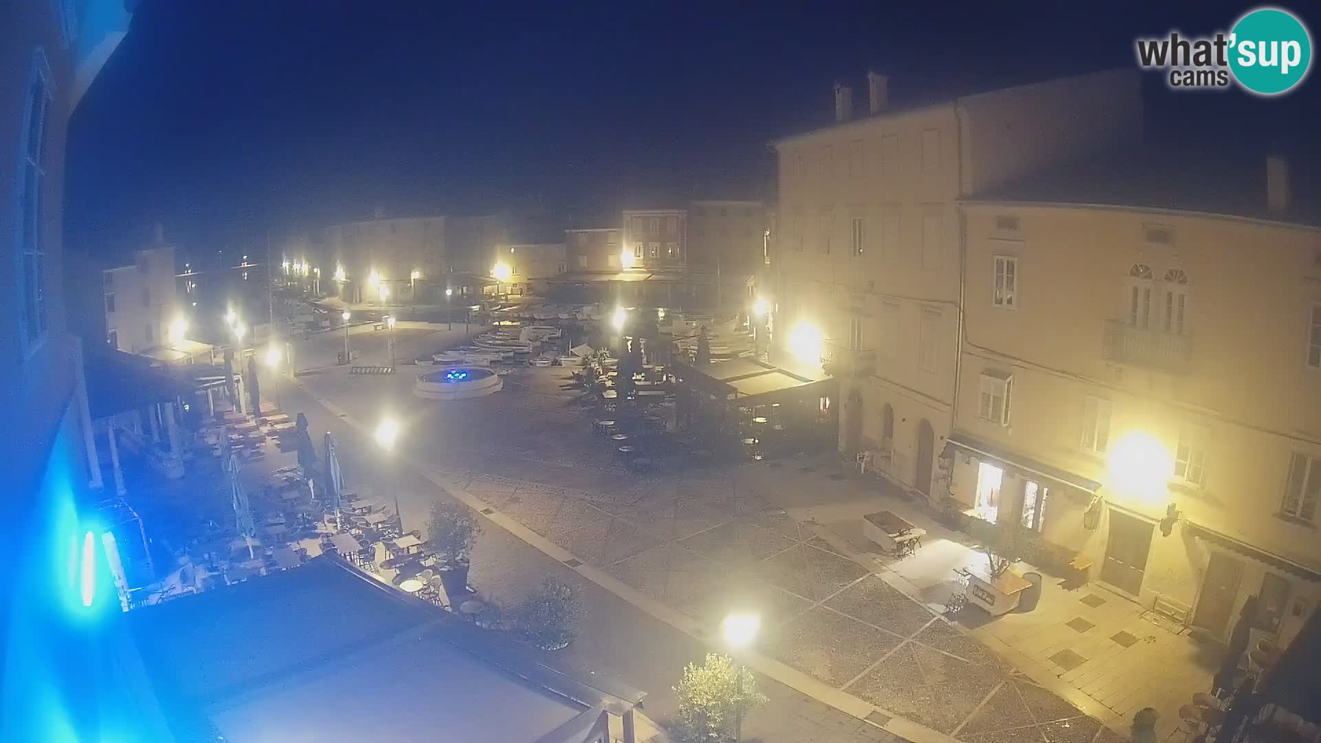 Web kamera Grad Cres – glavni trg i “mandrač” – otok Cres