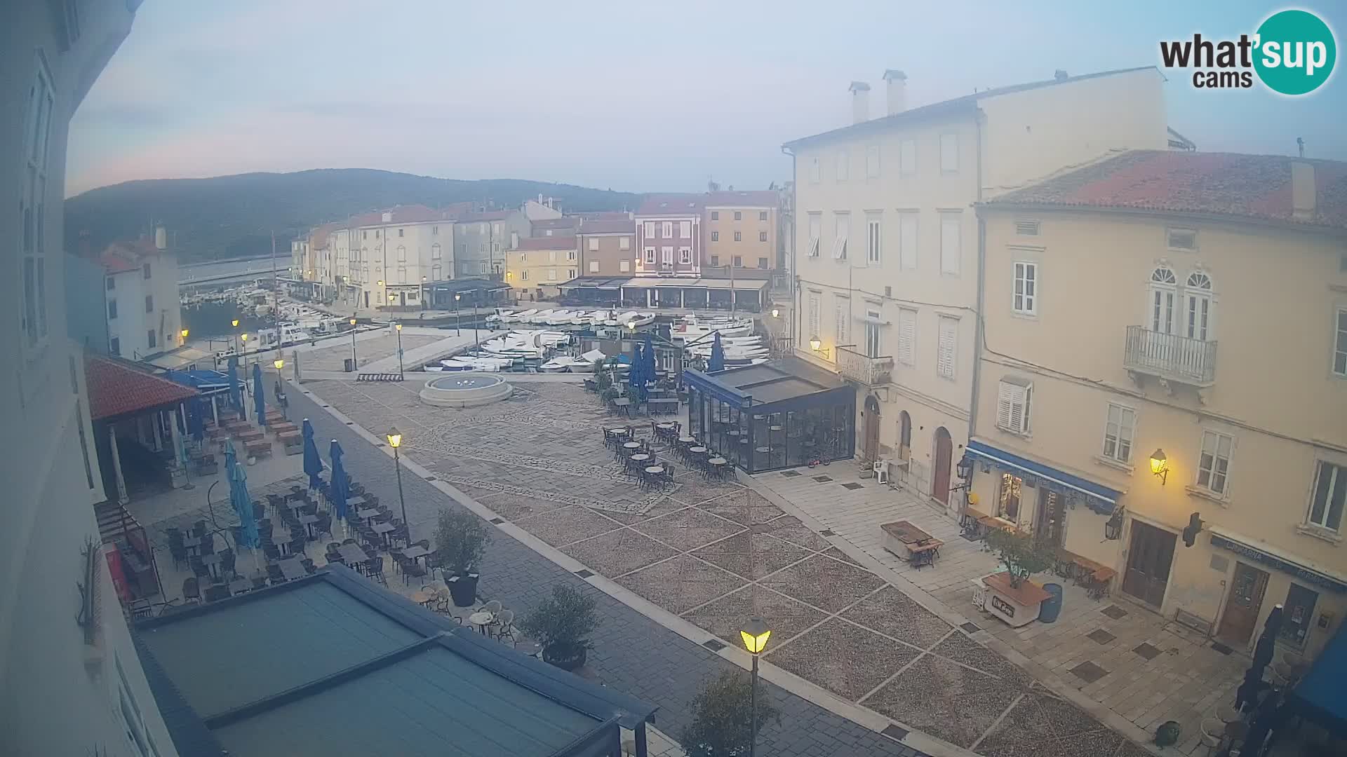 Kamera v ŽIVO Cres mesto – glavni trg in “mandrač” – otok Cres – Hrvaška