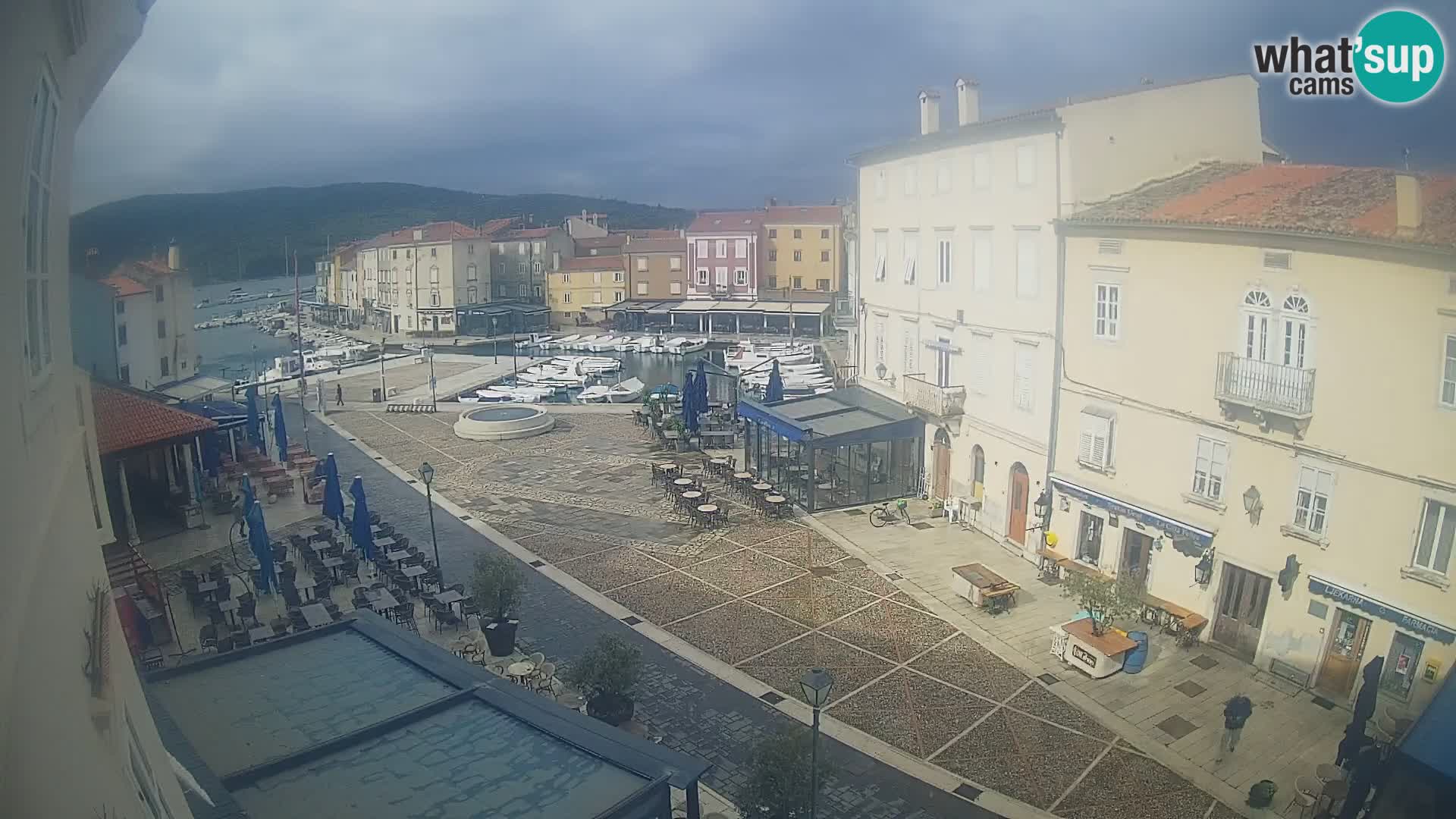 Cámara en vivo ciudad de Cres – plaza principal y “mandrač” – isla de Cres – Croacia