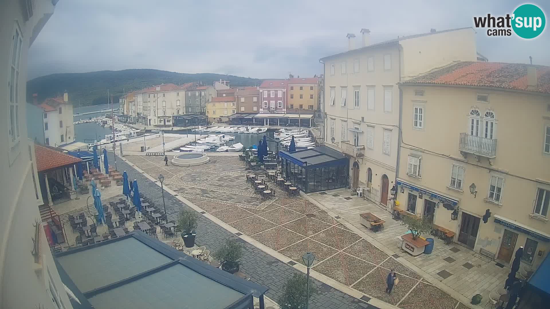 Web kamera Grad Cres – glavni trg i “mandrač” – otok Cres