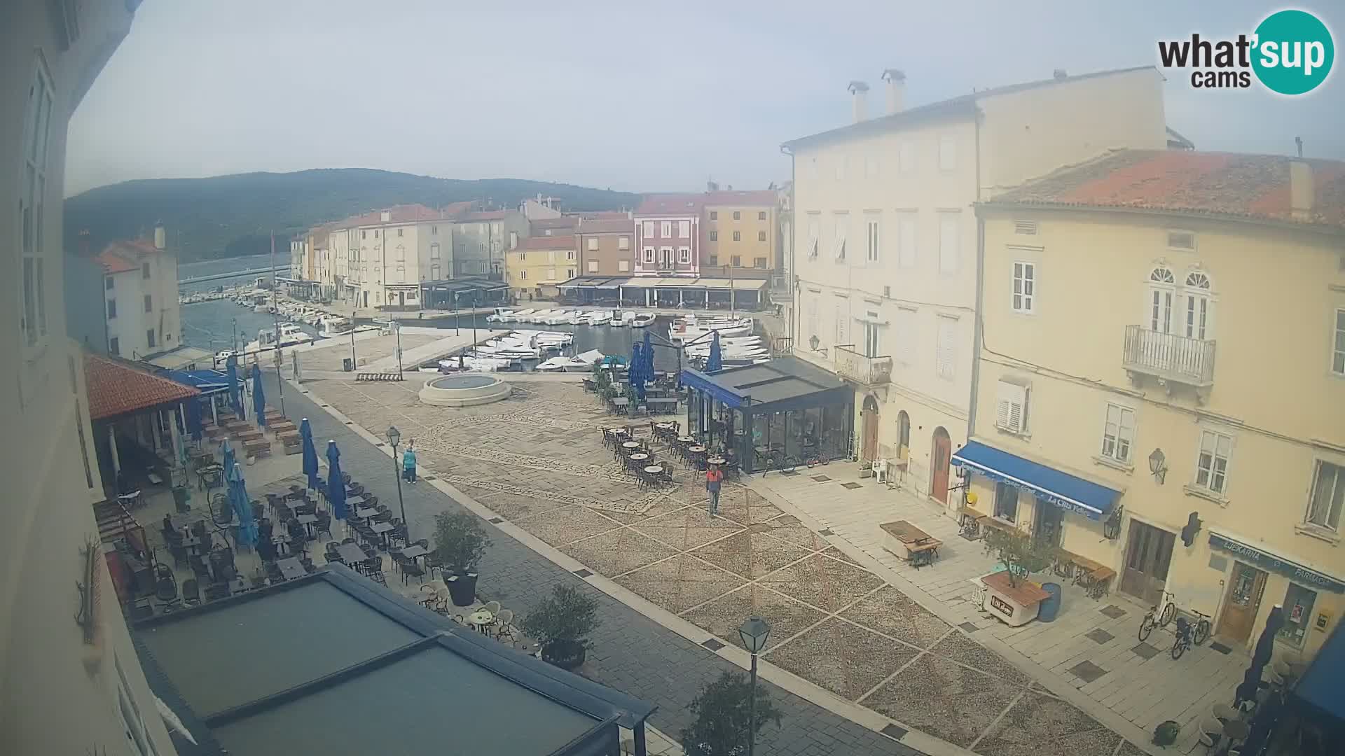 V ŽIVO spletna kamera Cres mesto – glavni trg in “mandrač” – otok Cres – Hrvaška