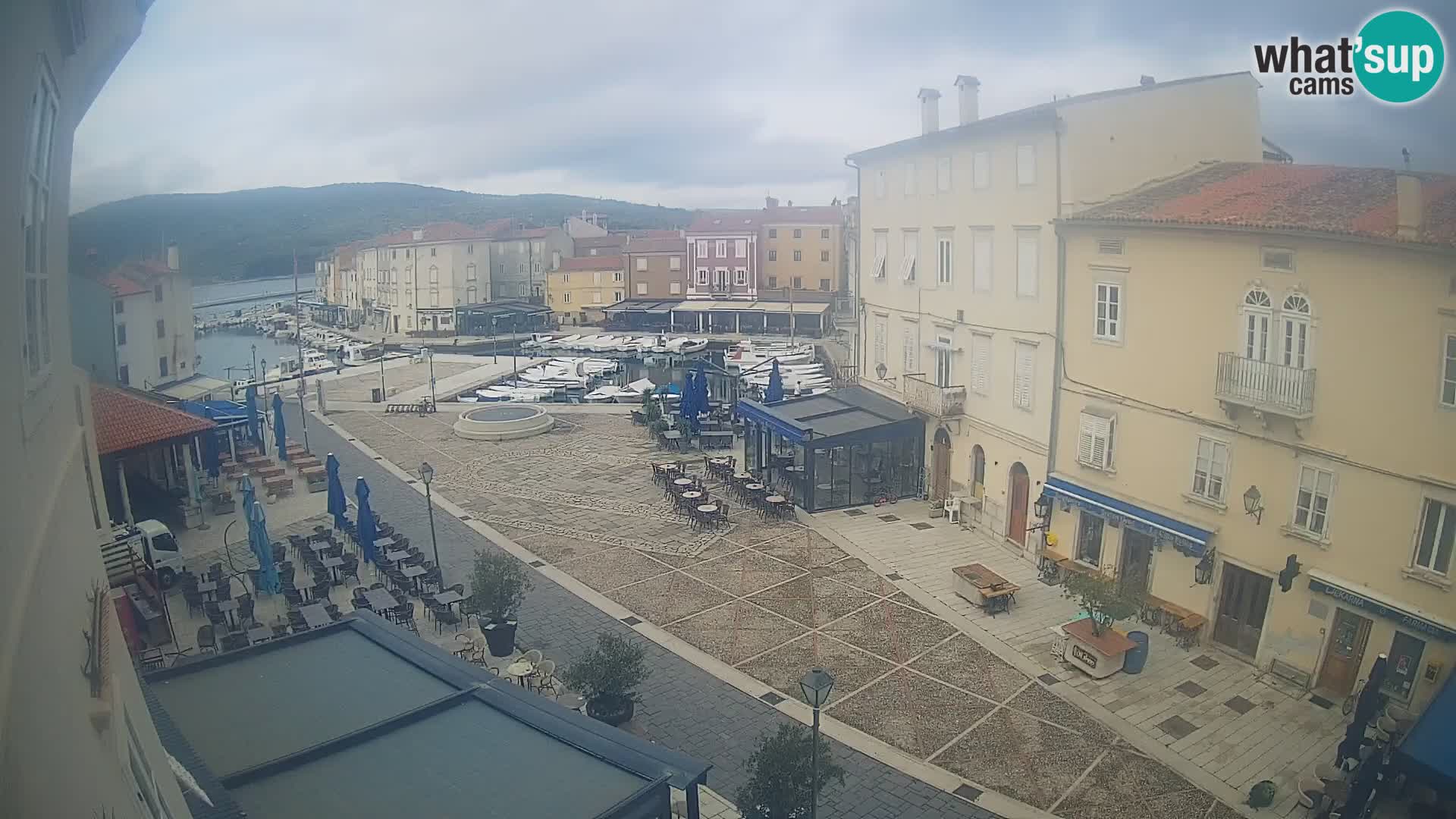 Kamera v ŽIVO Cres mesto – glavni trg in “mandrač” – otok Cres – Hrvaška