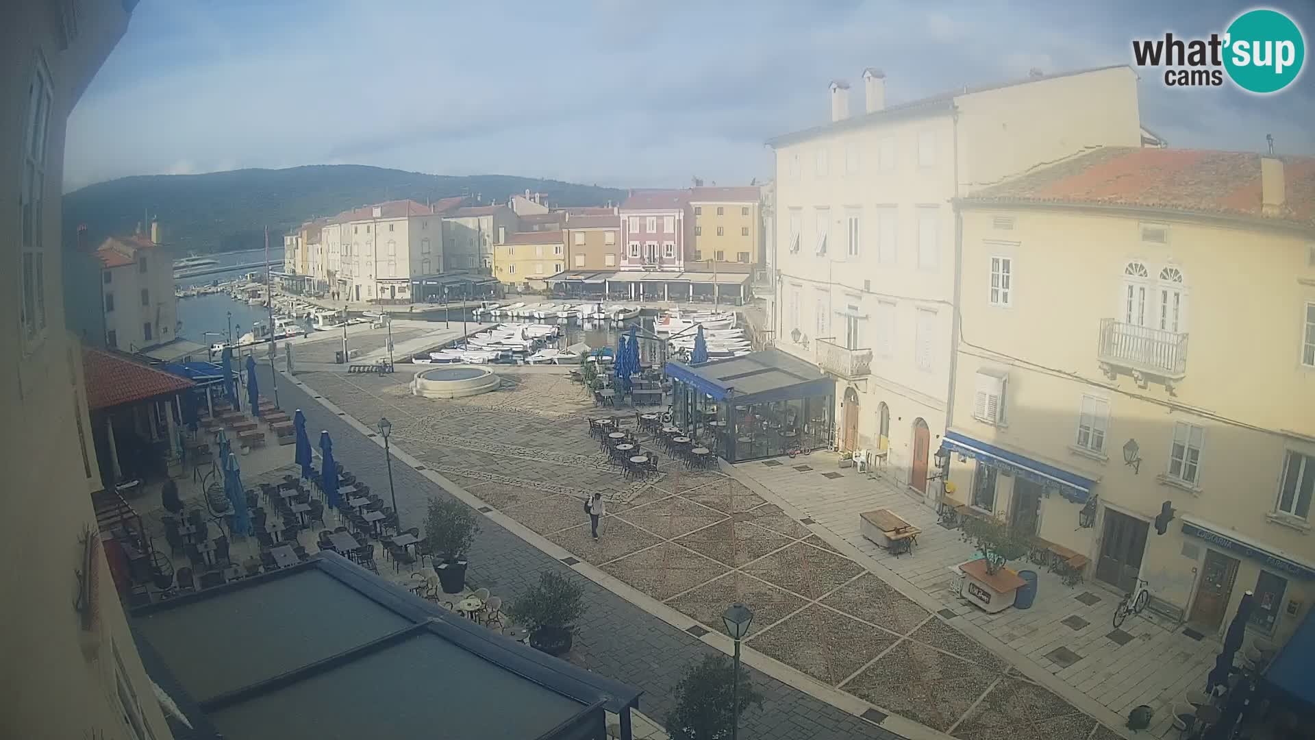 V ŽIVO spletna kamera Cres mesto – glavni trg in “mandrač” – otok Cres – Hrvaška