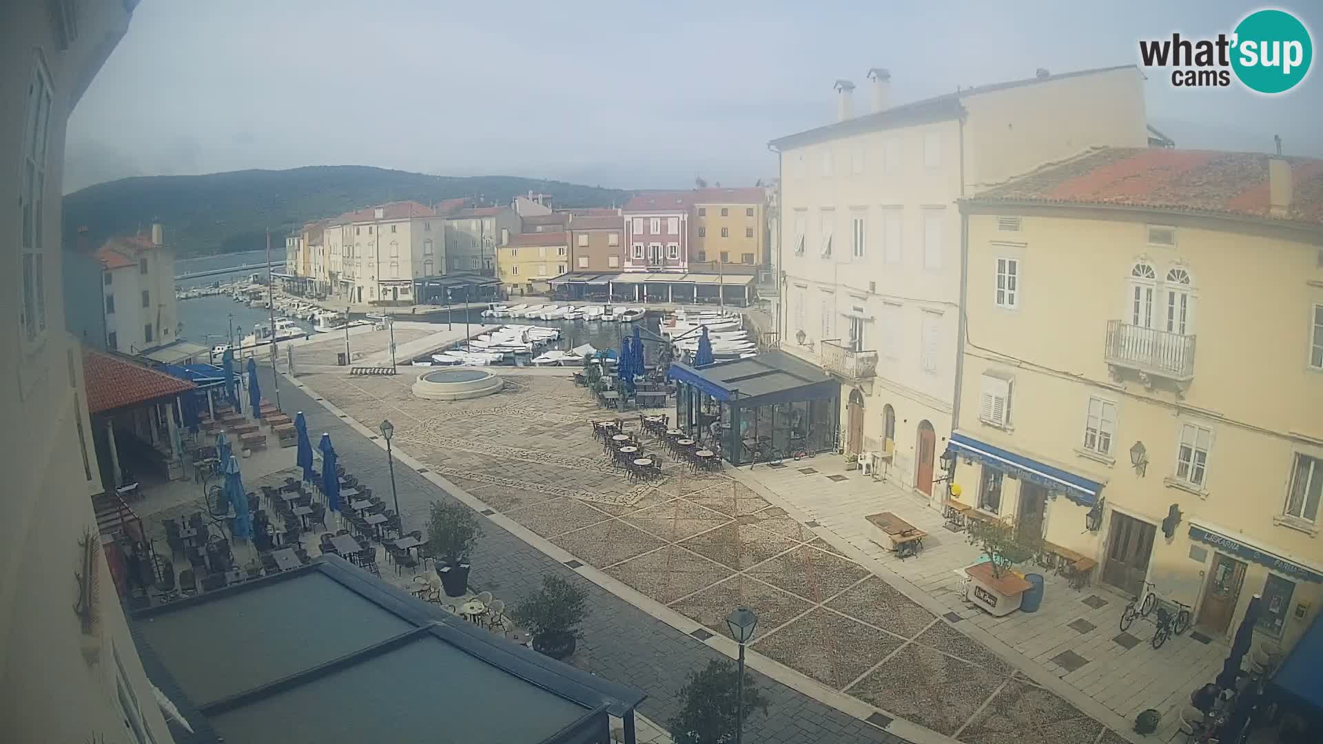 Web kamera Grad Cres – glavni trg i “mandrač” – otok Cres