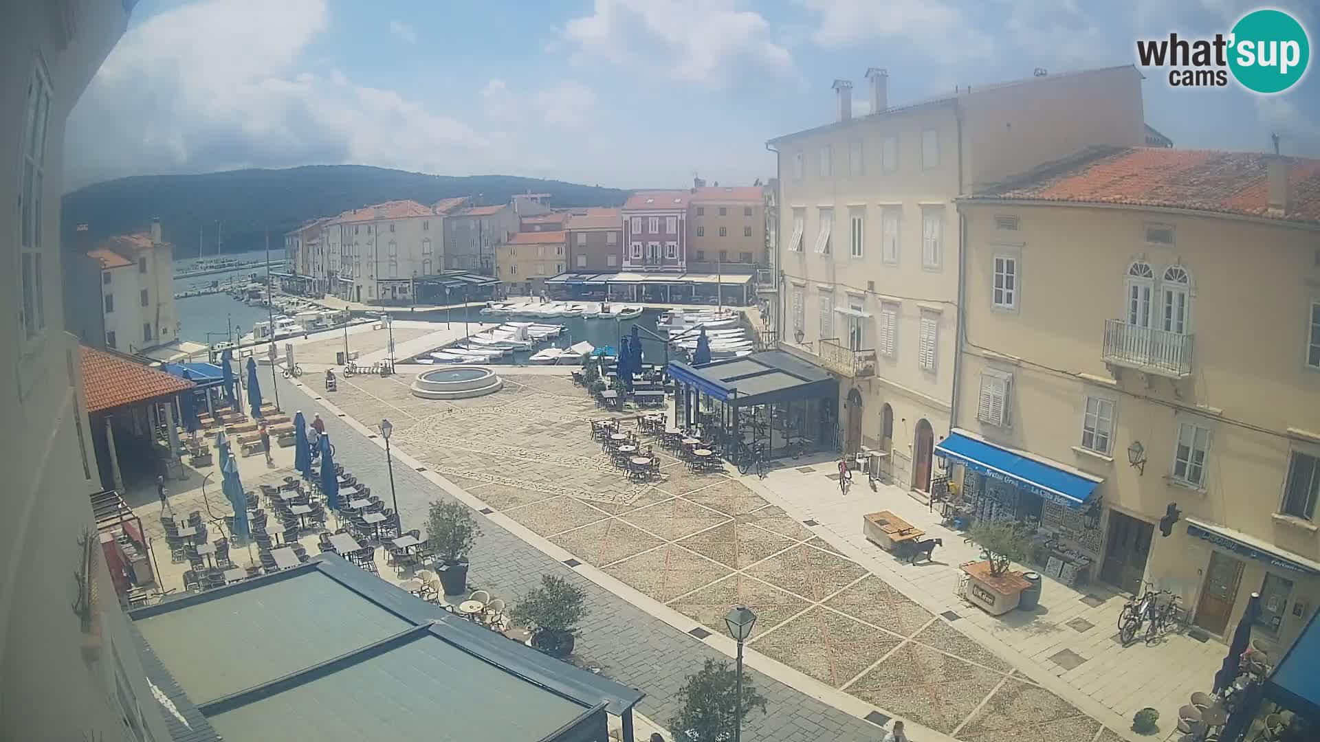 Kamera v ŽIVO Cres mesto – glavni trg in “mandrač” – otok Cres – Hrvaška